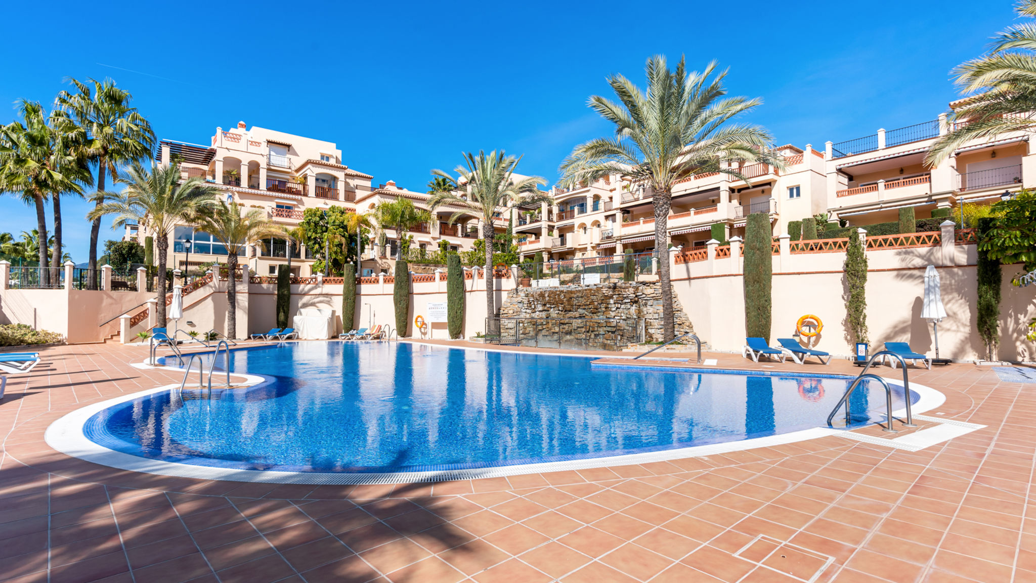 Lovely seaview flat with pool Ref M17