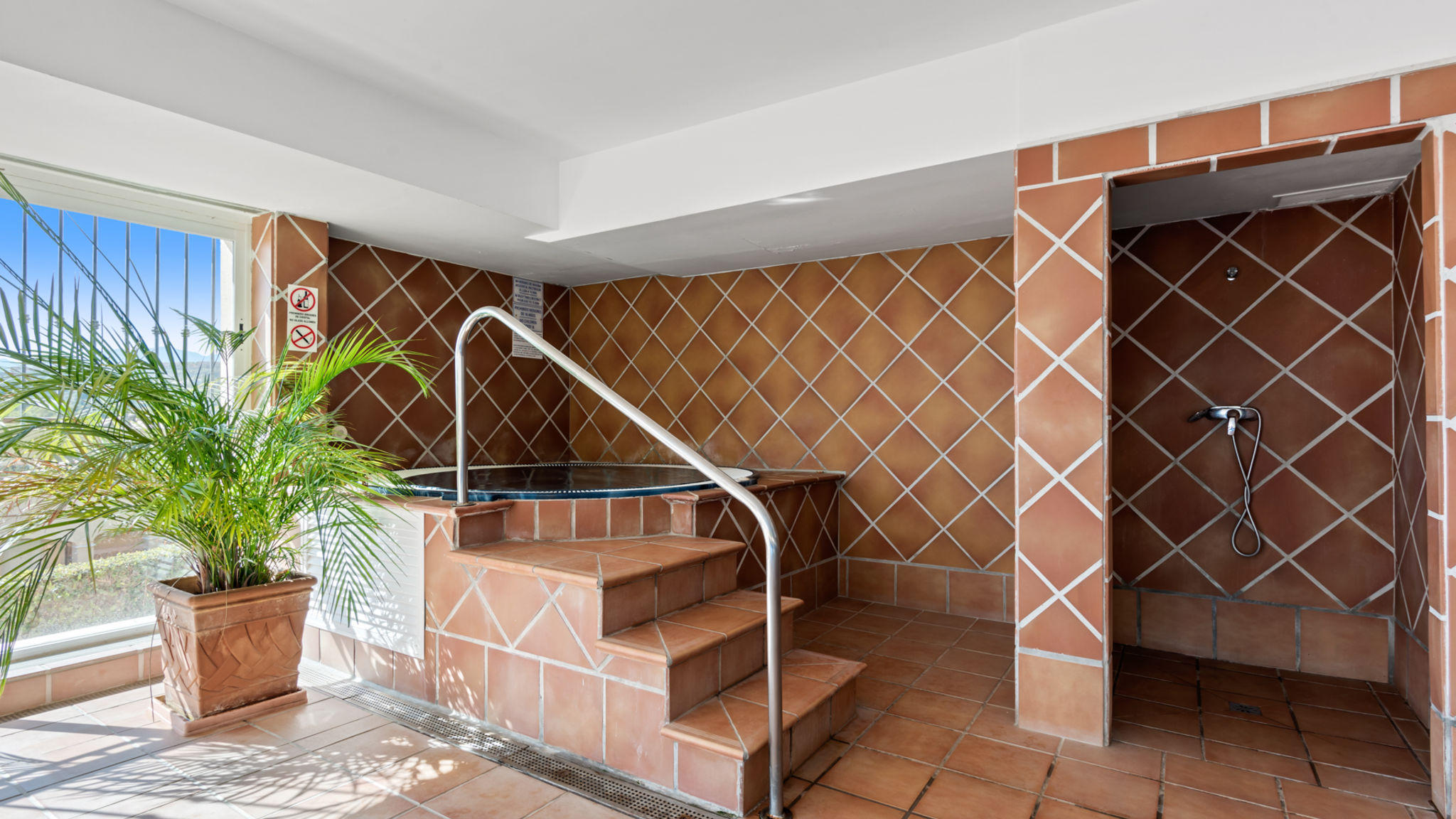 Lovely seaview flat with pool Ref M17