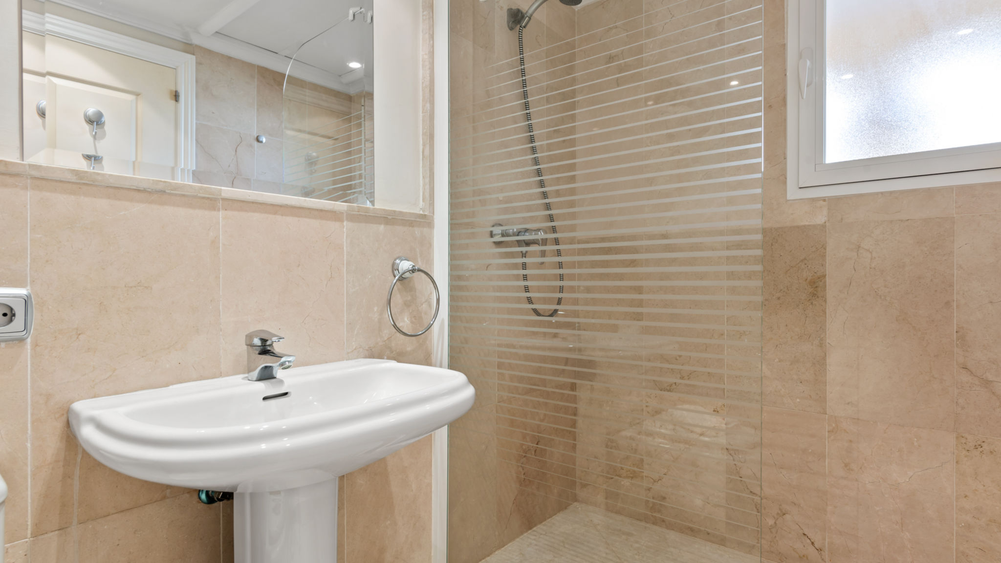 Lovely seaview flat with pool Ref M17