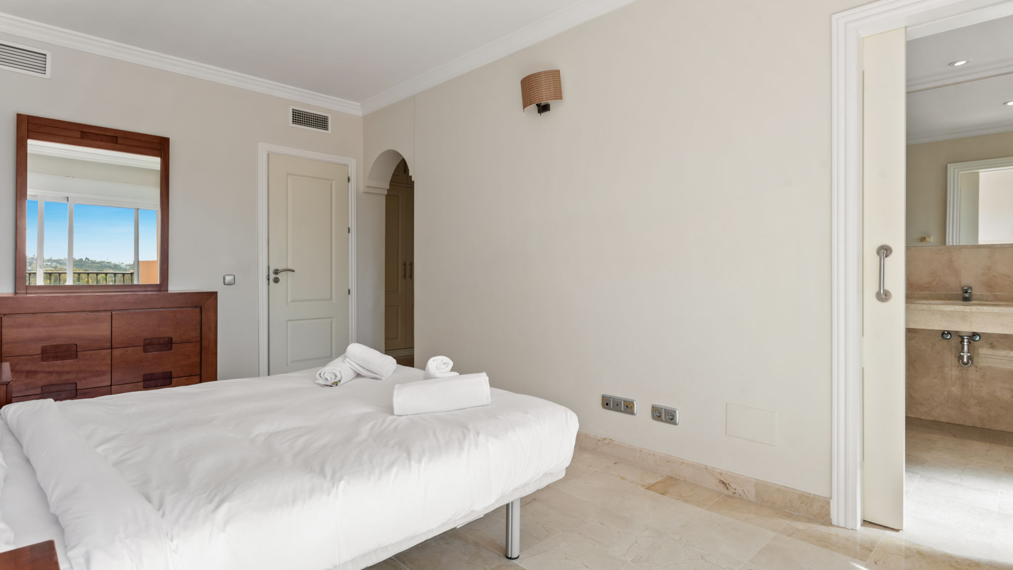 Lovely seaview flat with pool Ref M17
