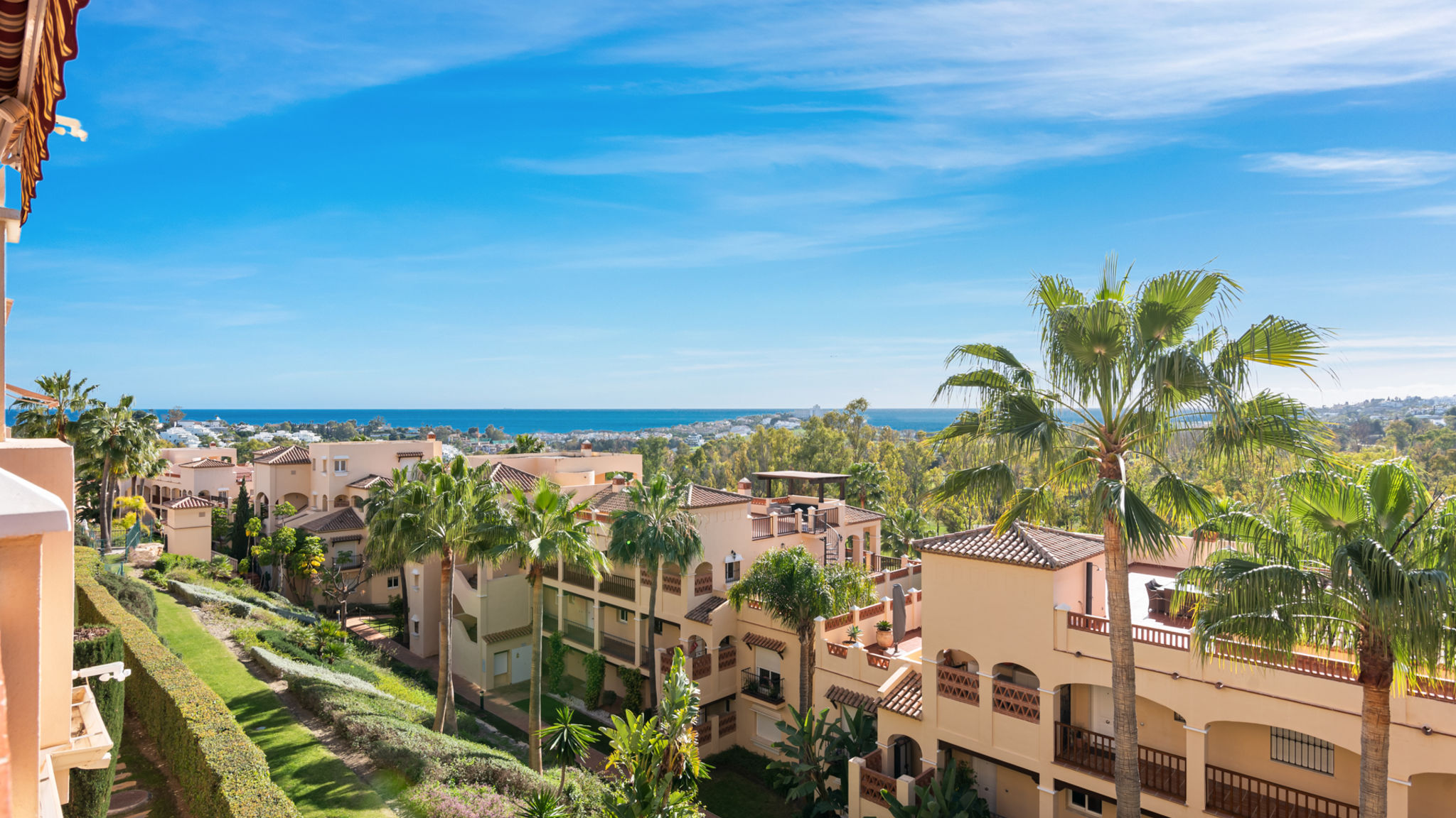 Lovely seaview flat with pool Ref M17