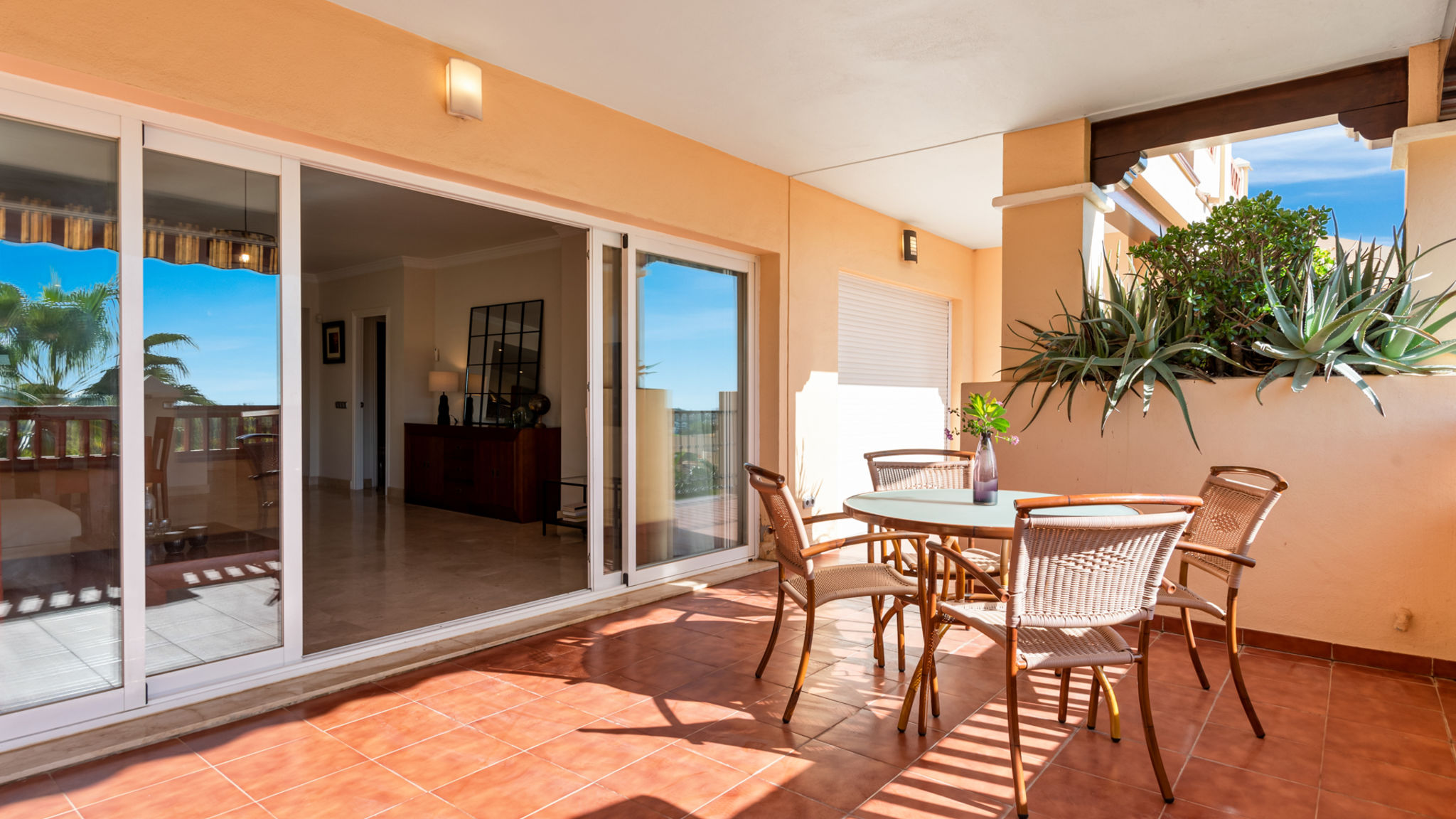 Lovely seaview flat with pool Ref M17