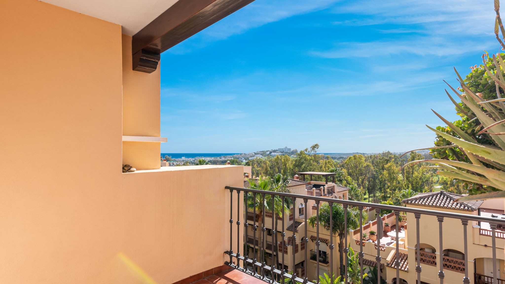 Lovely seaview flat with pool Ref M17
