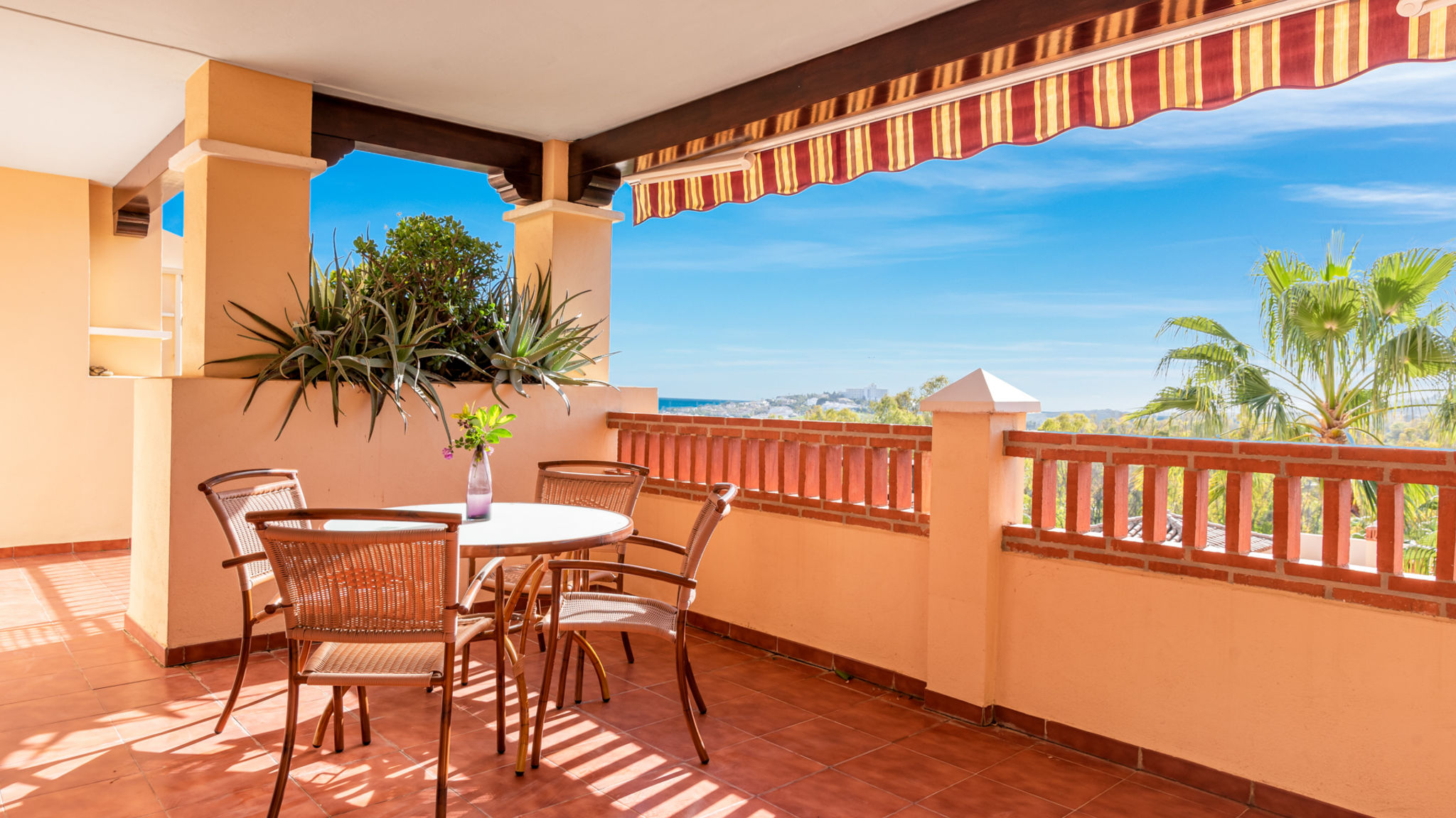 Lovely seaview flat with pool Ref M17