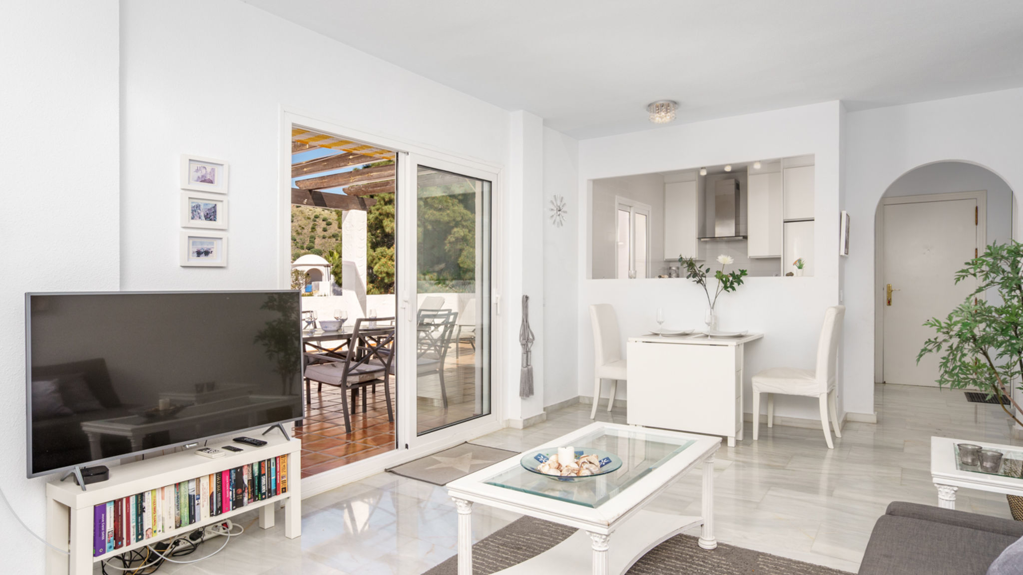 Stunning apartment with terrace and pool by Costarentals - Ref 71