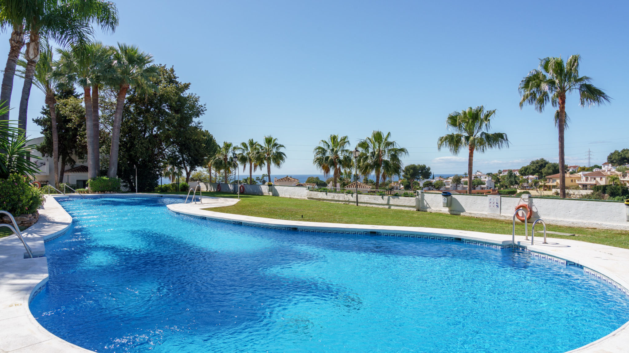 Stunning apartment with terrace and pool by Costarentals - Ref 71