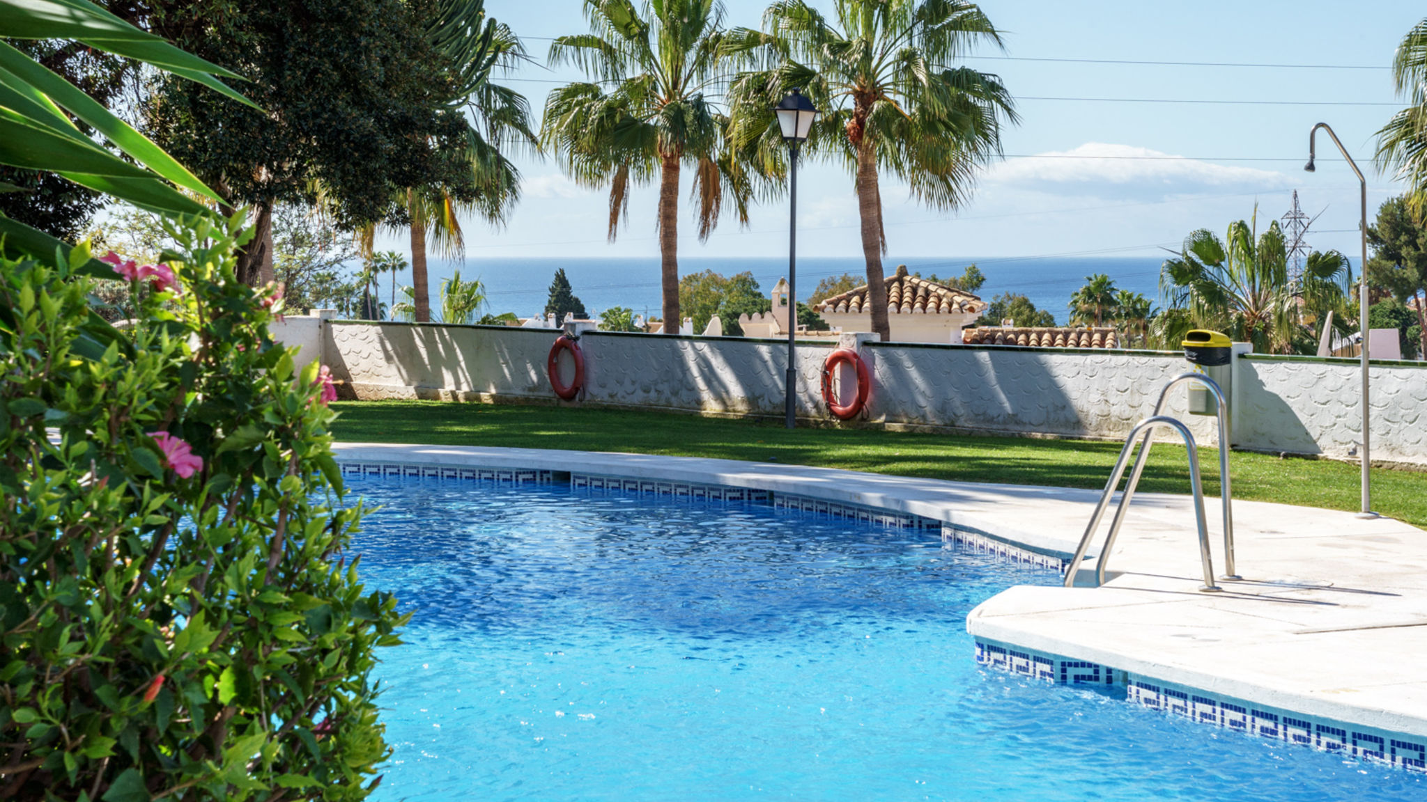 Stunning apartment with terrace and pool by Costarentals - Ref 71