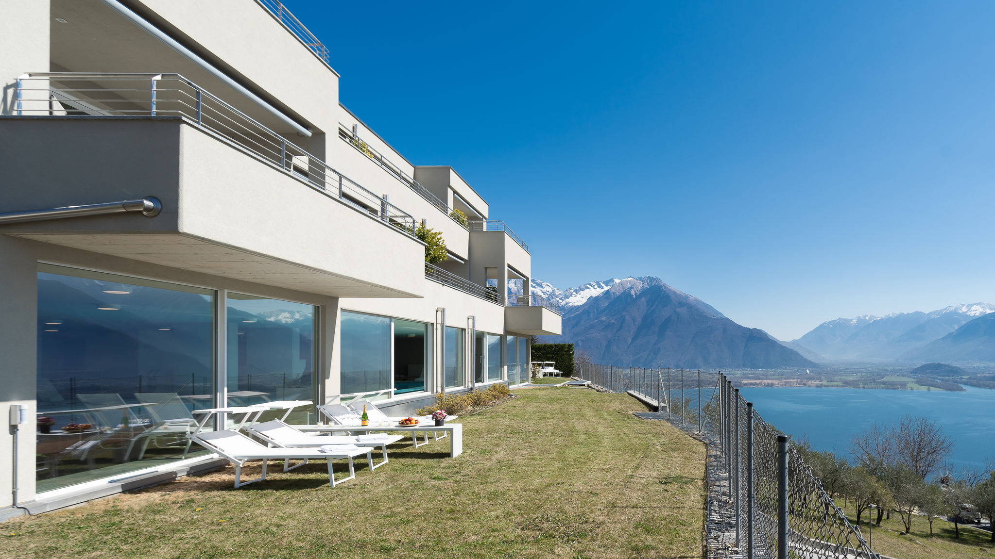 RentAllComo Vercana Valarin Milano, Luxury Apartment & Wellness