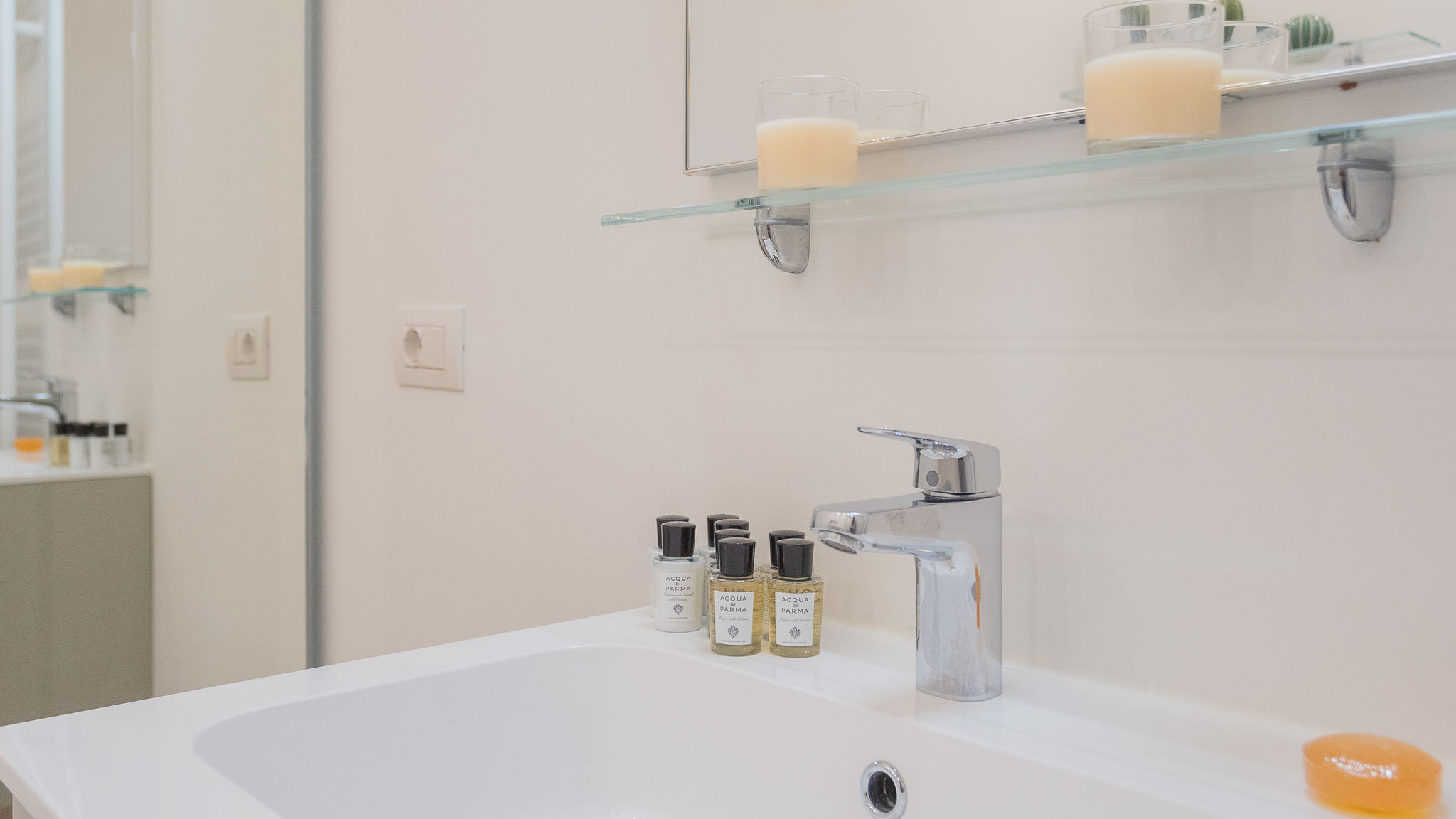 RentAllComo Vercana Valarin Milano, Luxury Apartment & Wellness