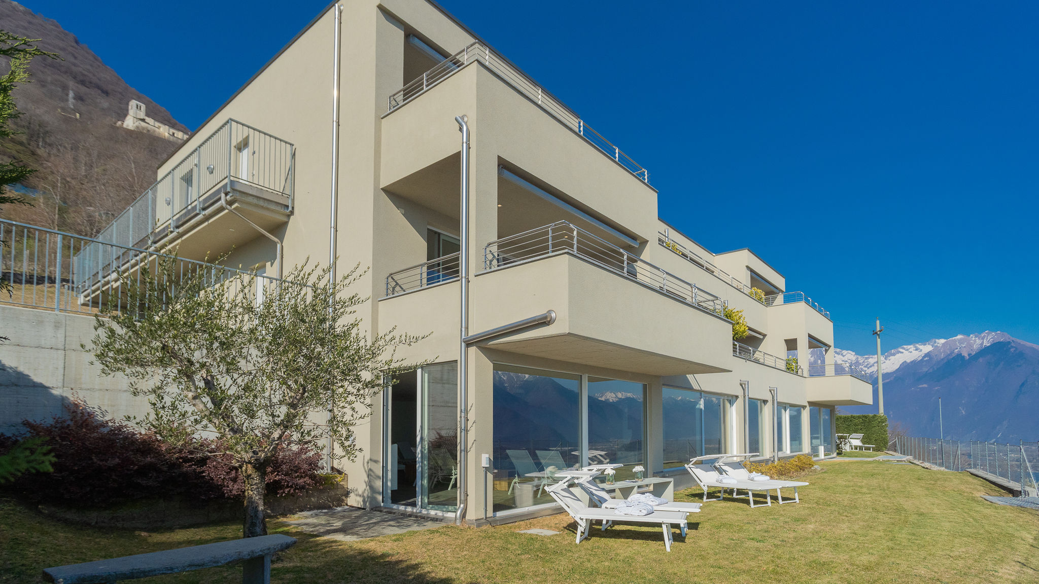 RentAllComo Vercana Valarin Milano, Luxury Apartment & Wellness