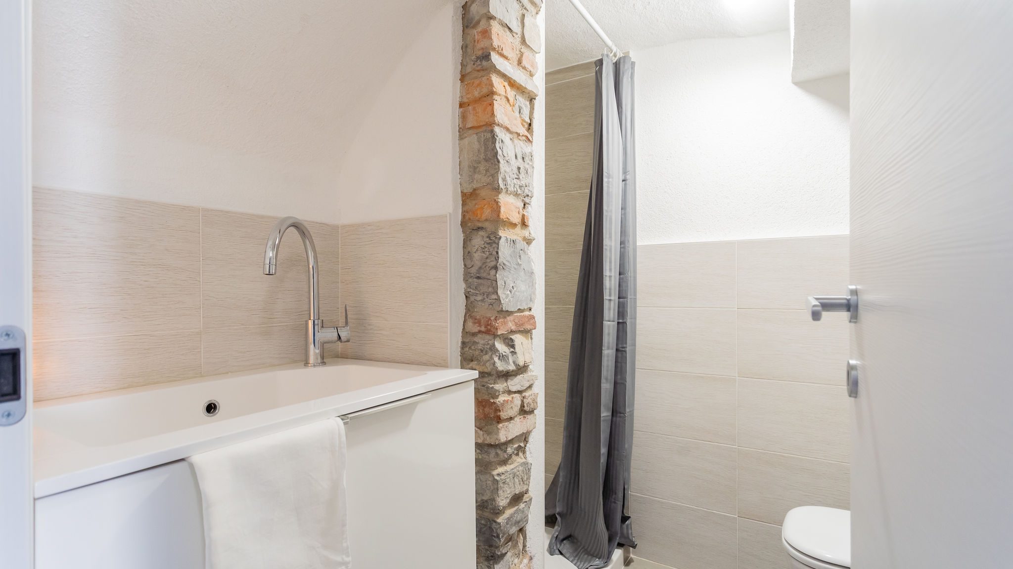 RentAllComo Torno Pozzo Vertical Apartment with garden and parking