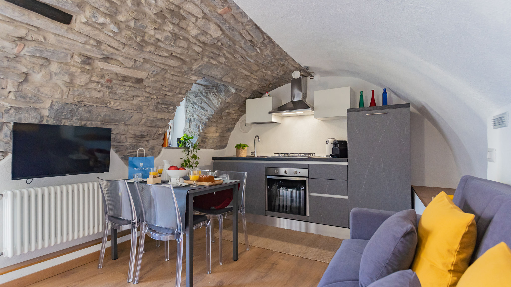 RentAllComo Torno Pozzo Vertical Apartment with garden and parking