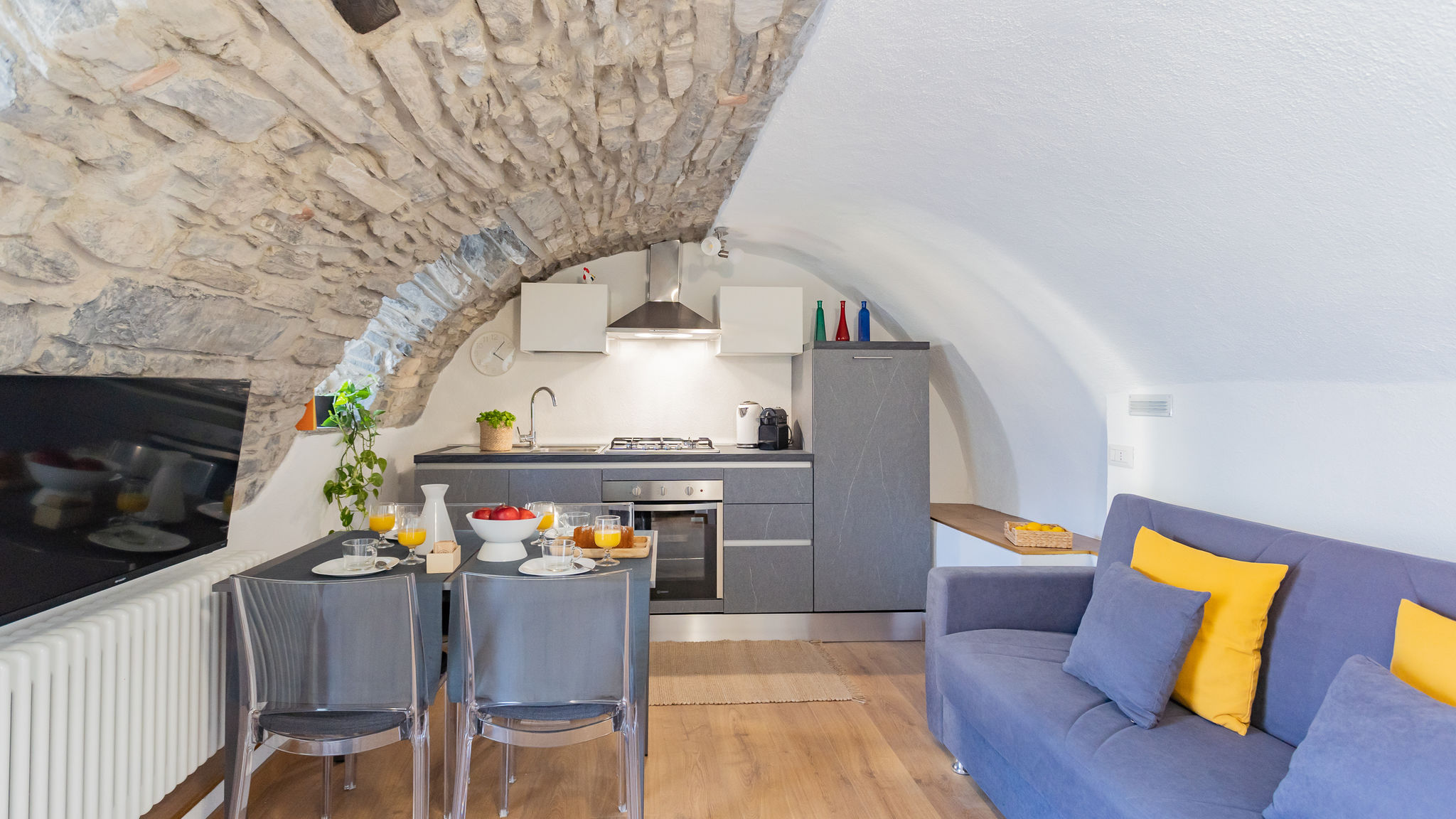 RentAllComo Torno Pozzo Vertical Apartment with garden and parking