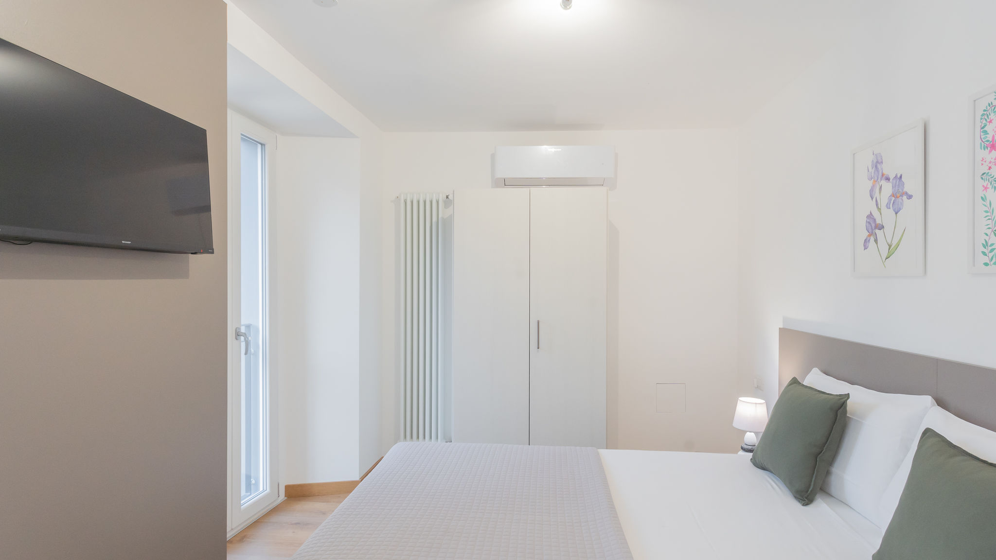RentAllComo Torno Pozzo Vertical Apartment with garden and parking