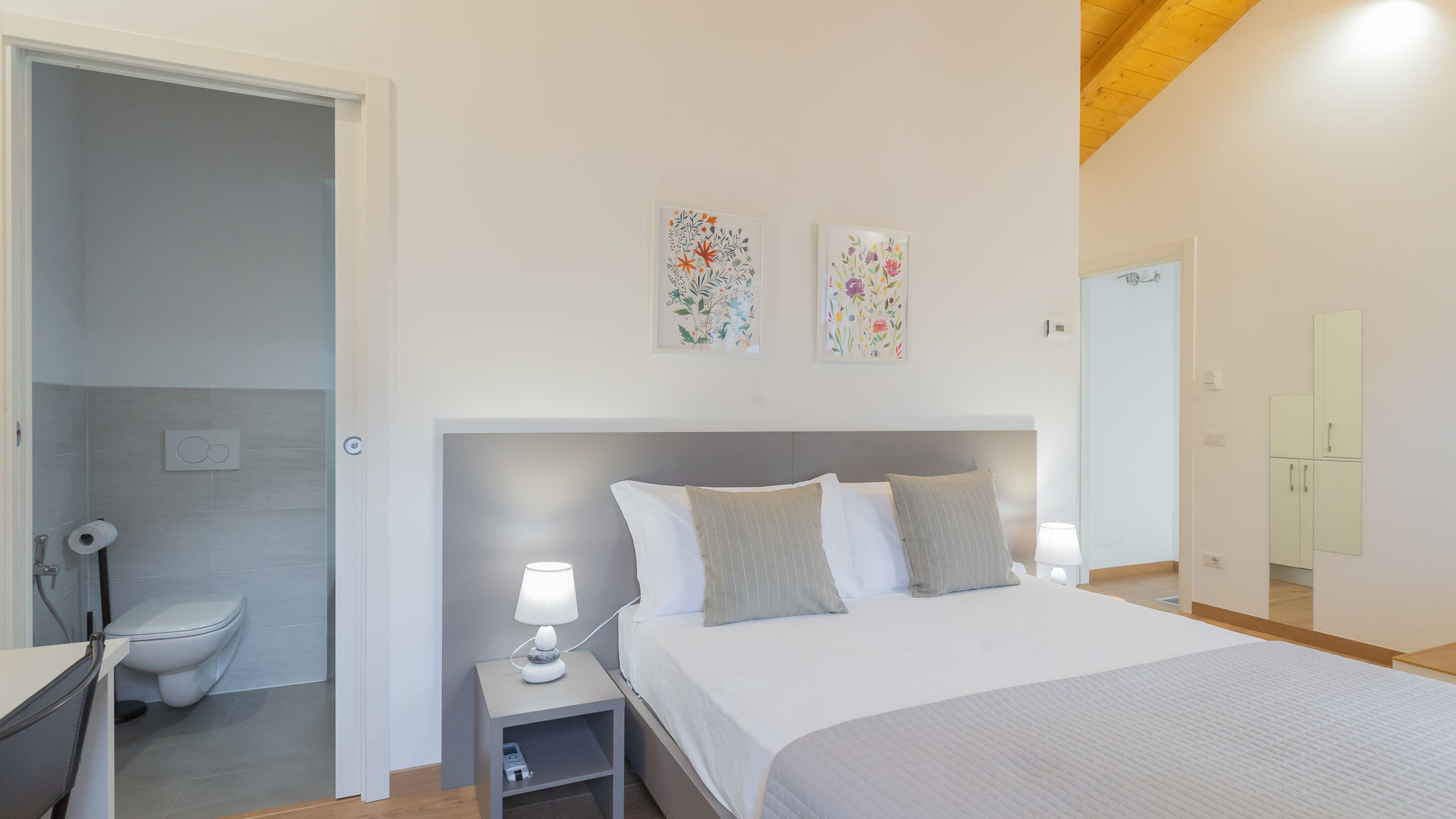 RentAllComo Torno Pozzo Vertical Apartment with garden and parking