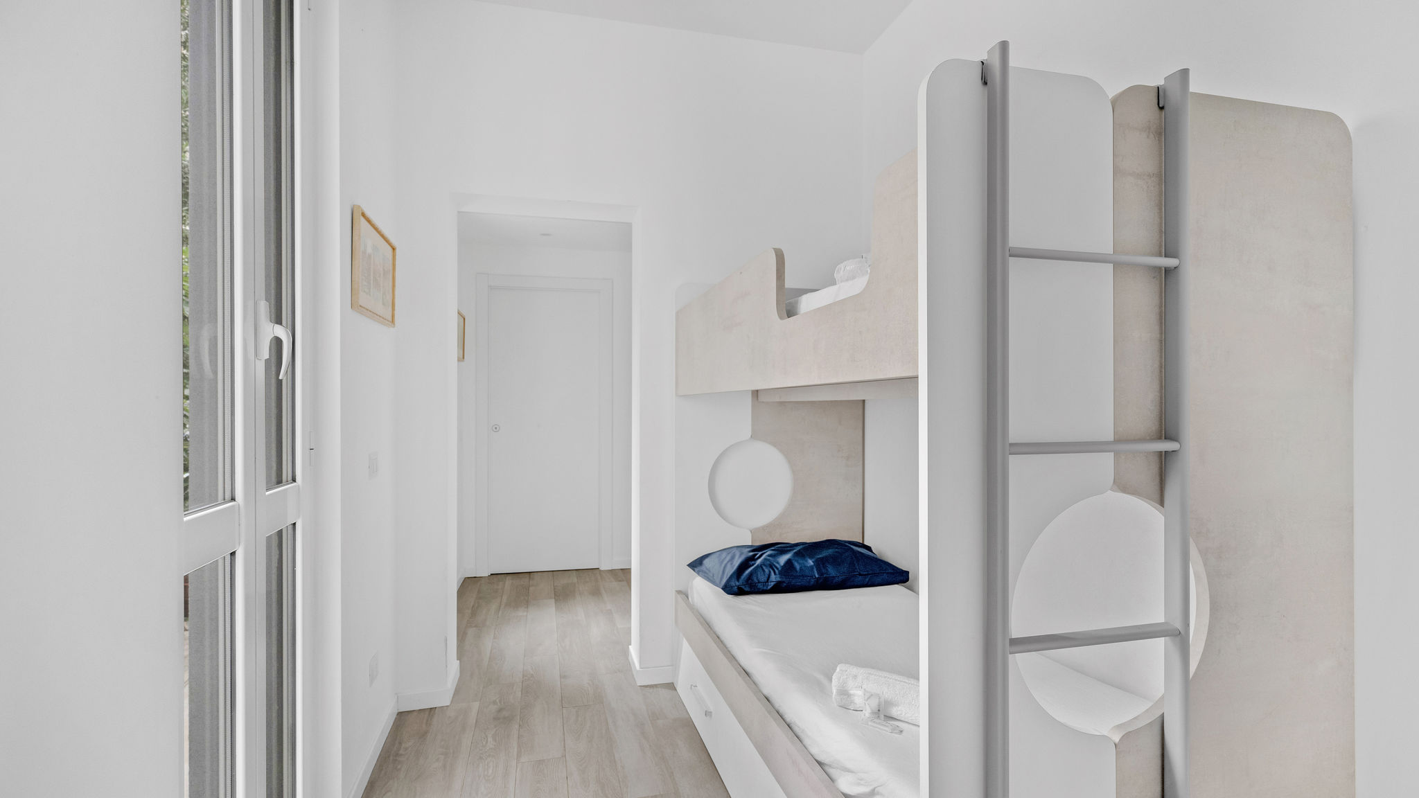 ITS HOME - Max Galeno 10