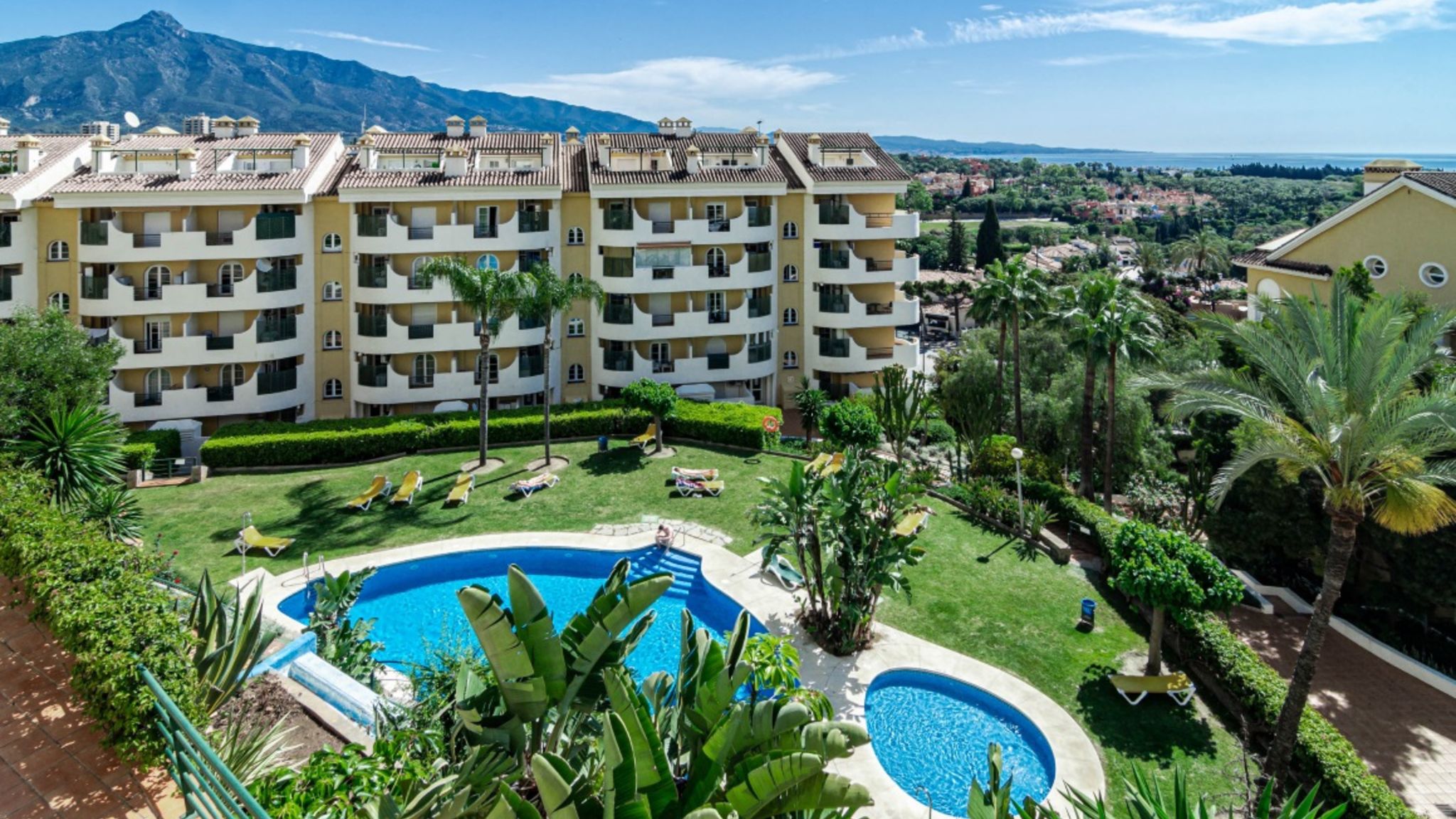 Costarentals Marbella Sleek apartment with pool in Marbella - M36