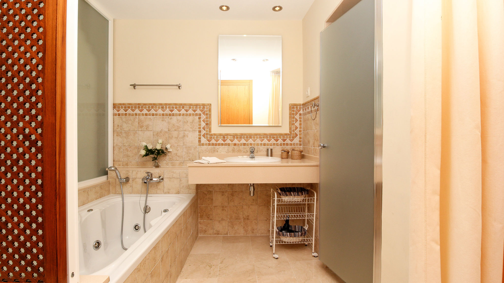 Malibu B5 · Luxury 2BR Condo 3 by Rafleys, ref 246