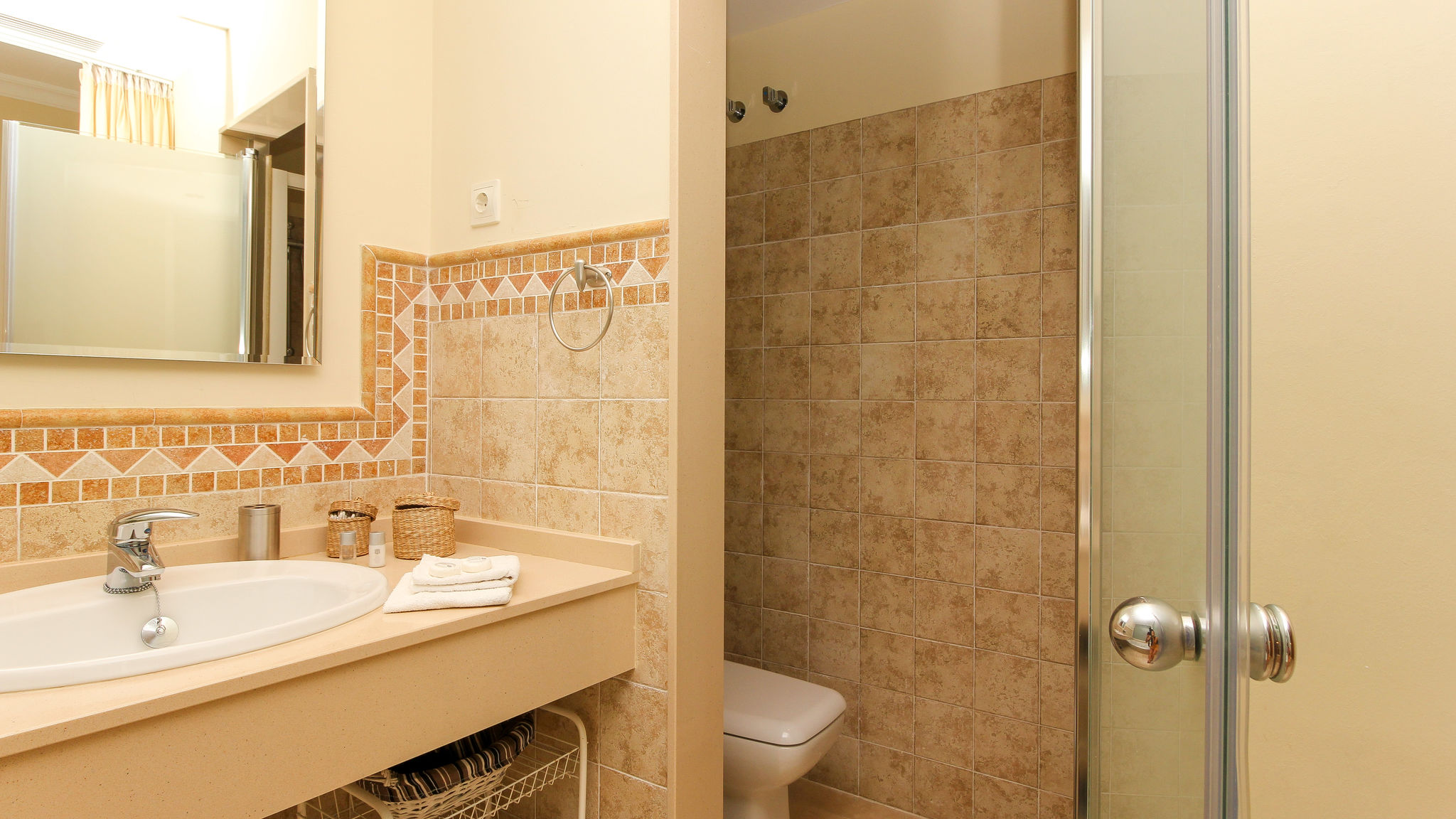 Malibu B5 · Luxury 2BR Condo 3 by Rafleys, ref 246