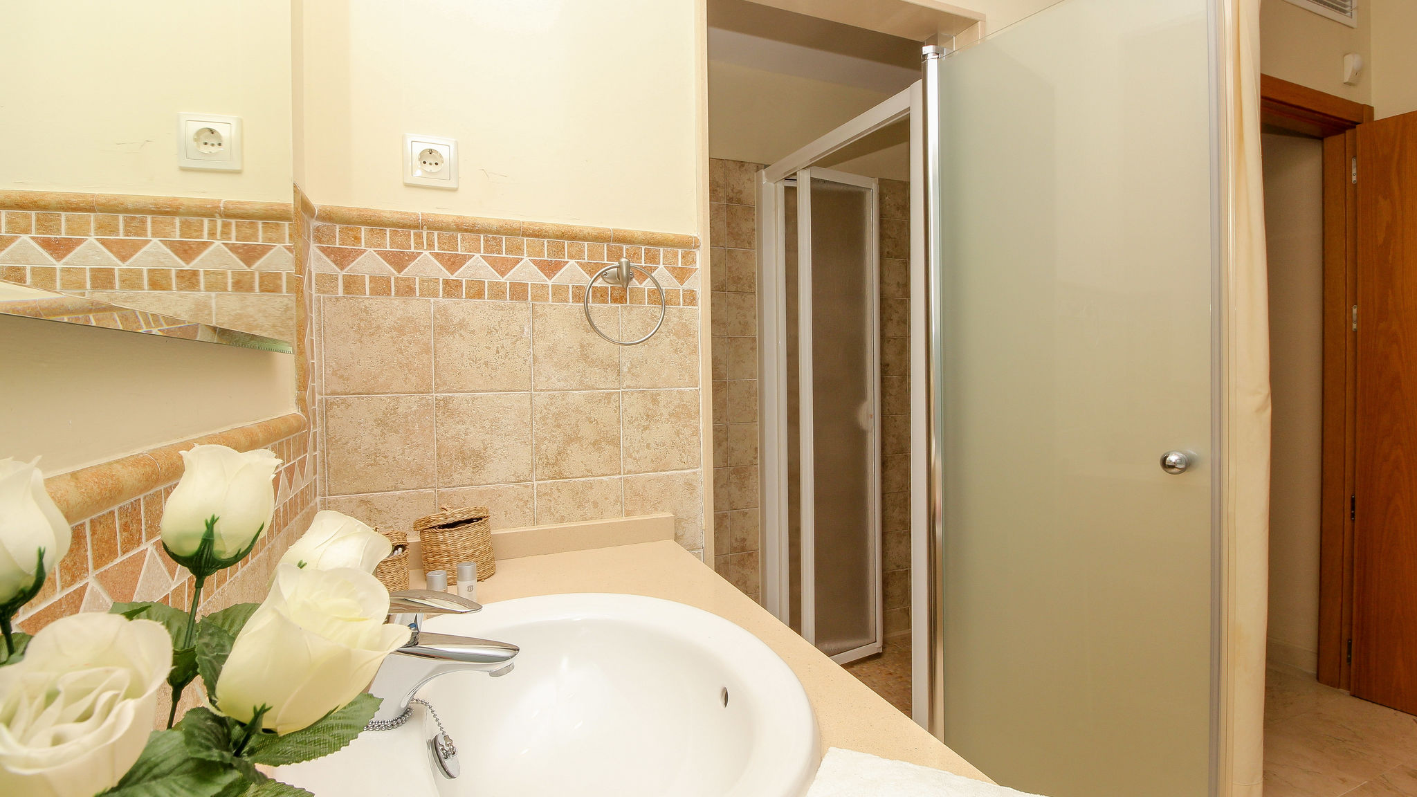Malibu B5 · Luxury 2BR Condo 3 by Rafleys, ref 246