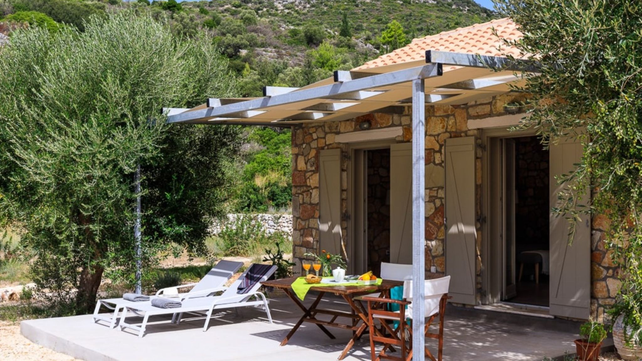 Loutsa Waterside