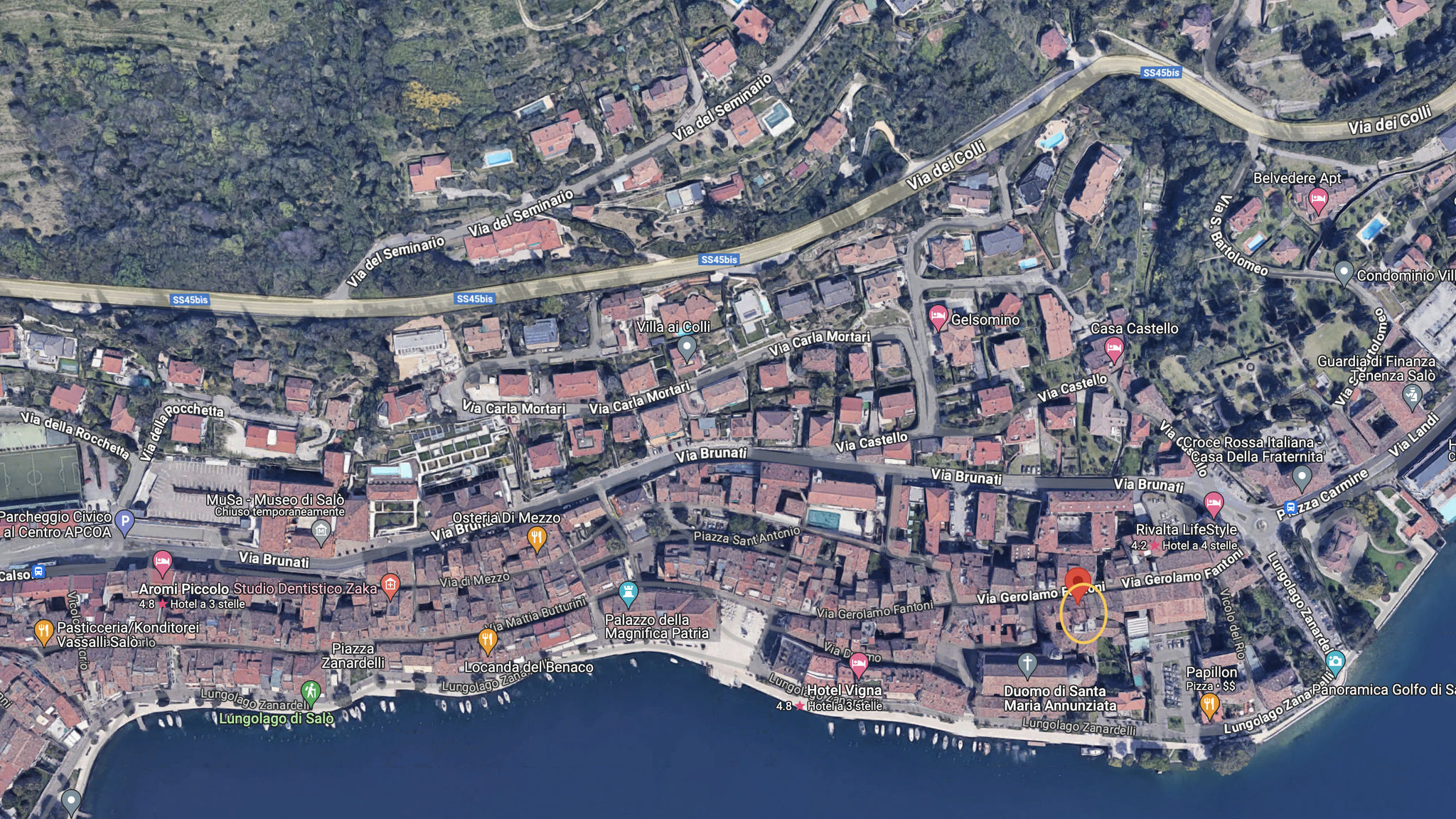 Una finestra vista lago