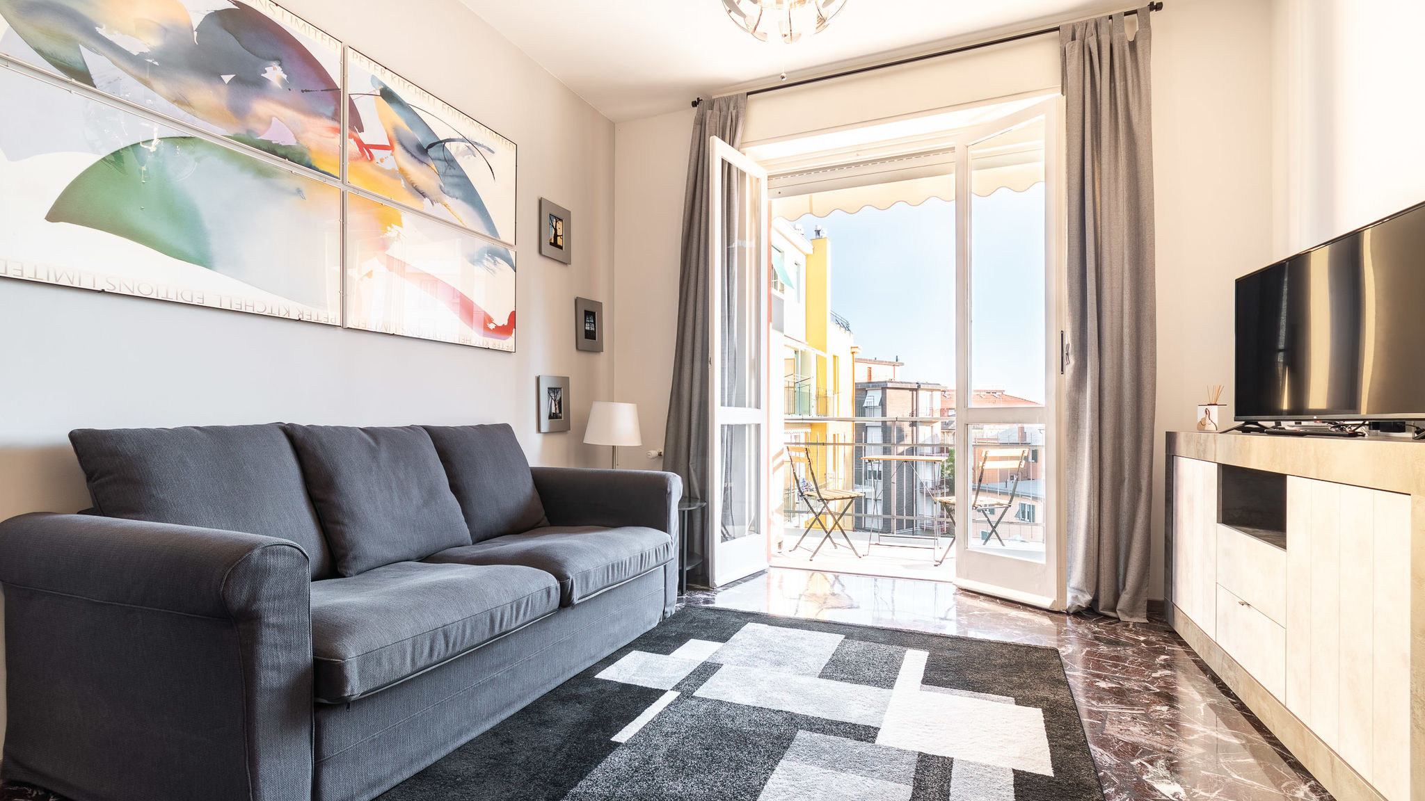 Spacious apartment 4 min to the beach