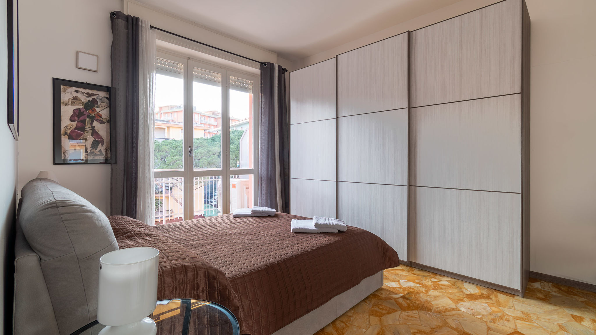 Spacious apartment 4 min to the beach