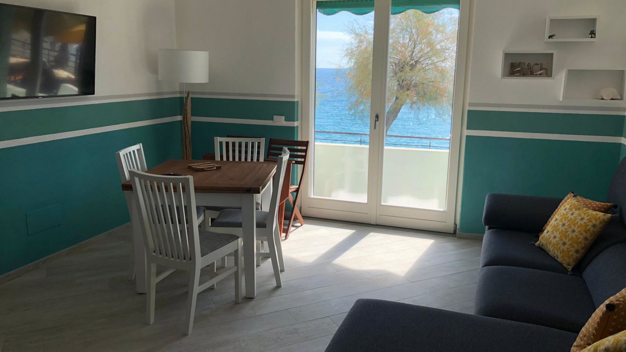 Italianway Monterosso al Mare Mori's Beautiful Sea front Apartment - With A/C