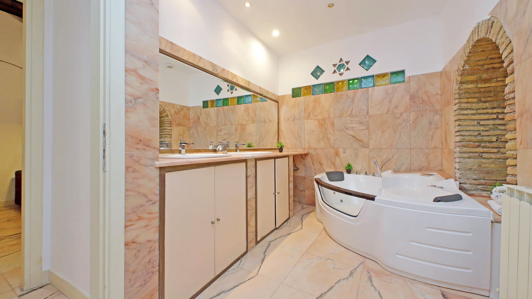 4BNB Roma 4BNB - Lungaretta Jacuzzi Apartment