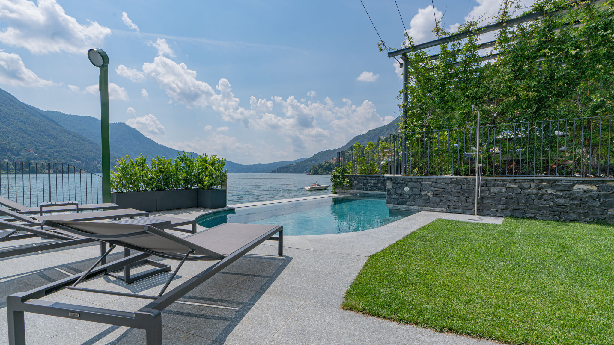 Italianway Carate Urio Villa White by MyVillaCollection