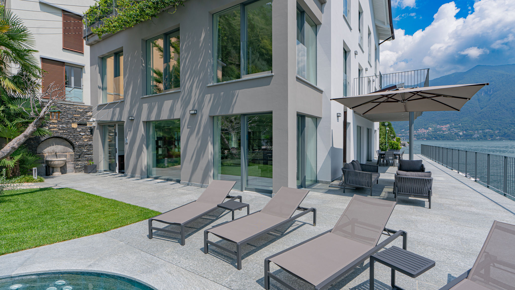 Italianway Carate Urio Villa White by MyVillaCollection