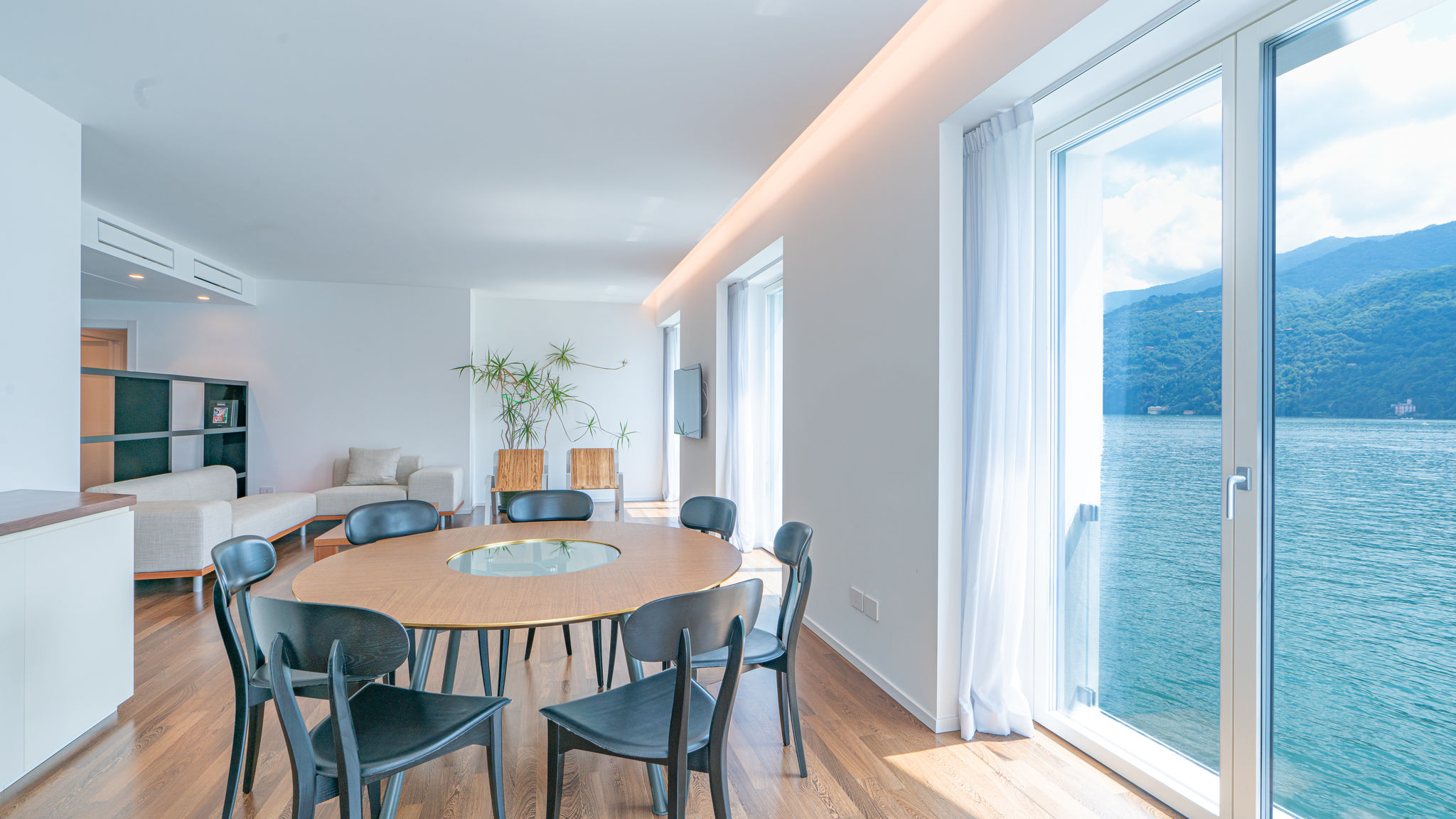 Italianway Carate Urio Villa White by MyVillaCollection