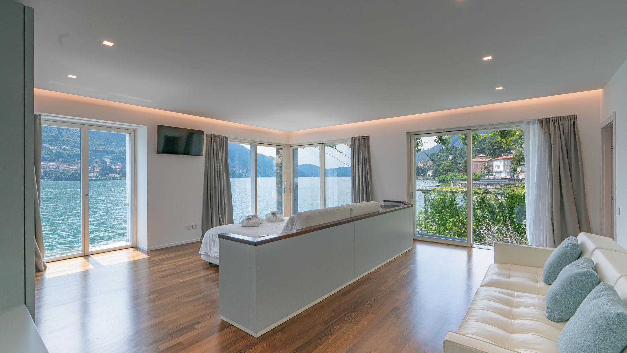 Italianway Carate Urio Villa White by MyVillaCollection