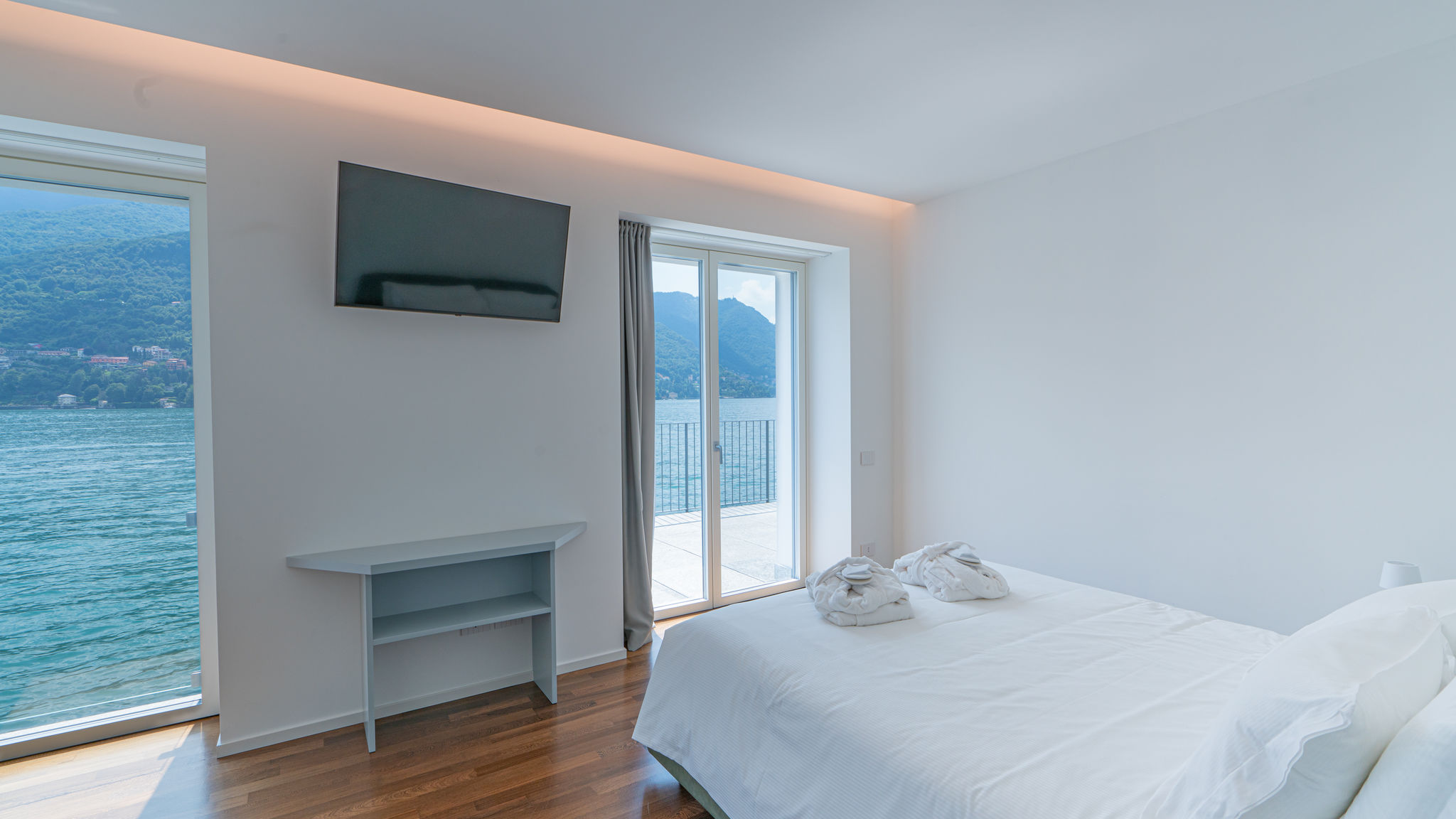 Italianway Carate Urio Villa White by MyVillaCollection