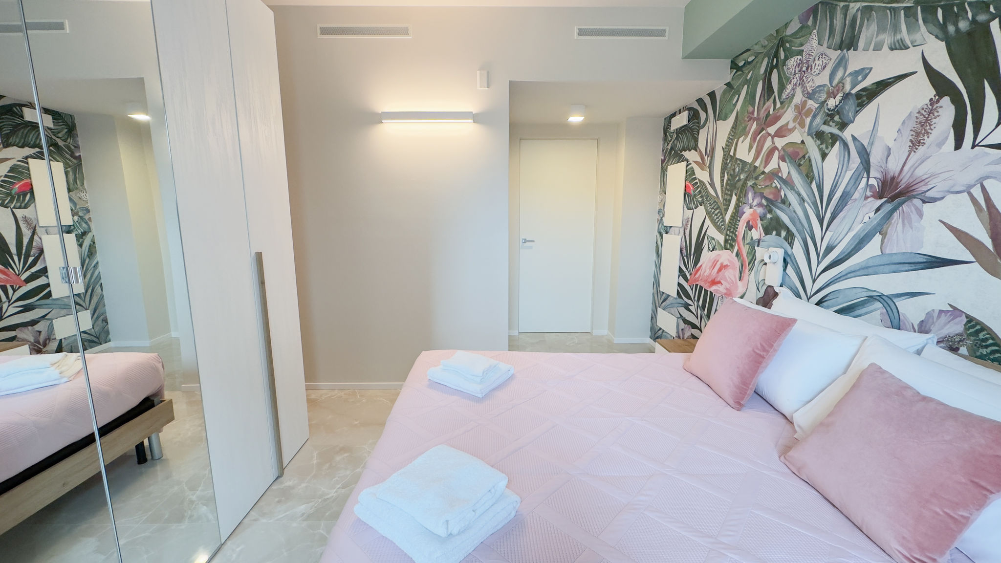 Italianway Chioggia Fairmont Seafront Flamingo Suite by Ca-Sa Check