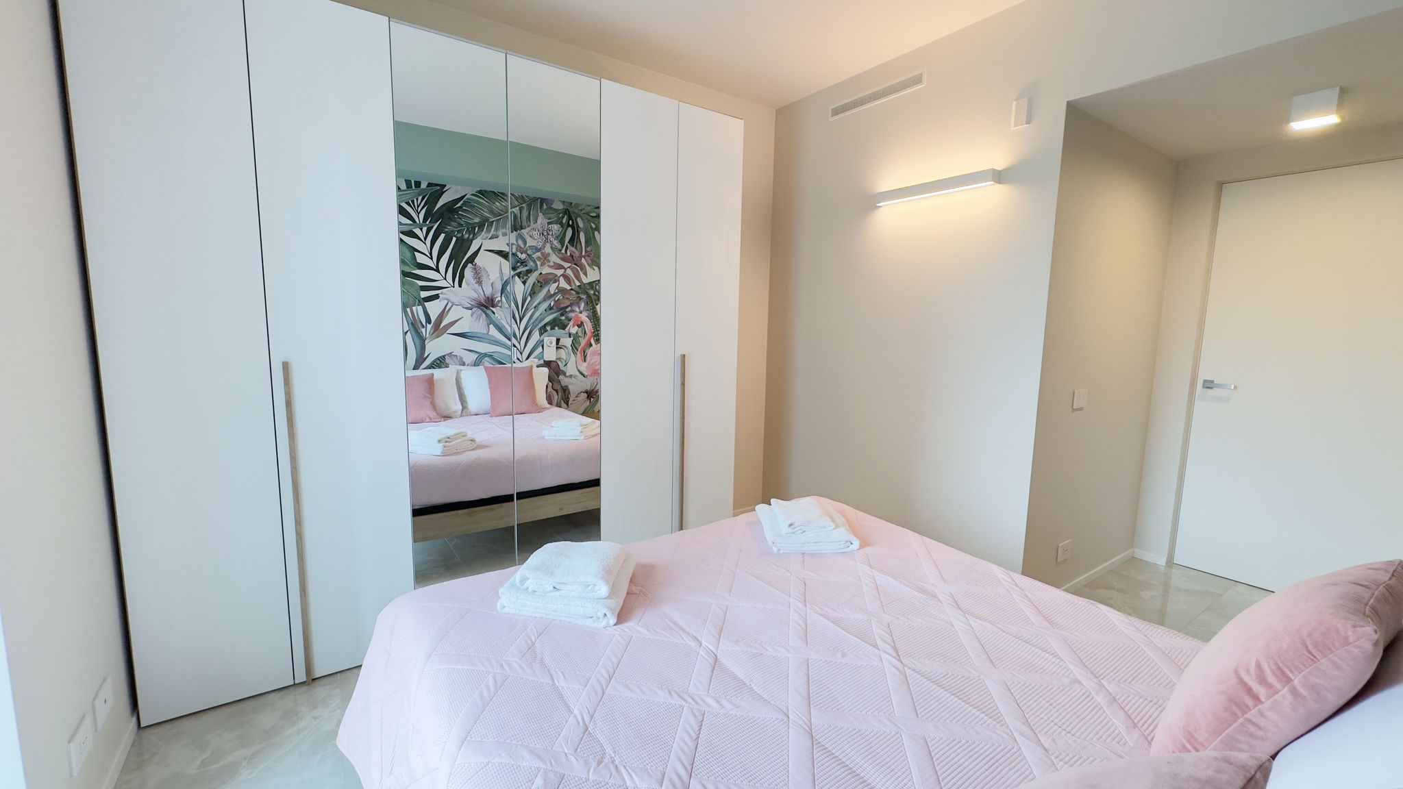 Italianway Chioggia Fairmont Seafront Flamingo Suite by Ca-Sa Check