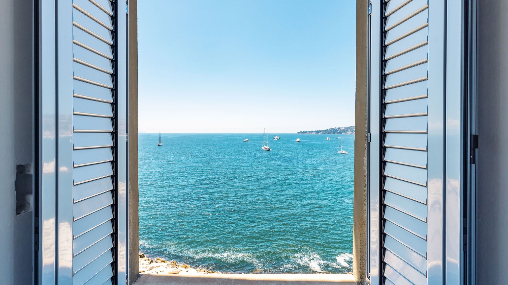 Italianway Napoli Blu Breeze on Seafront with parking