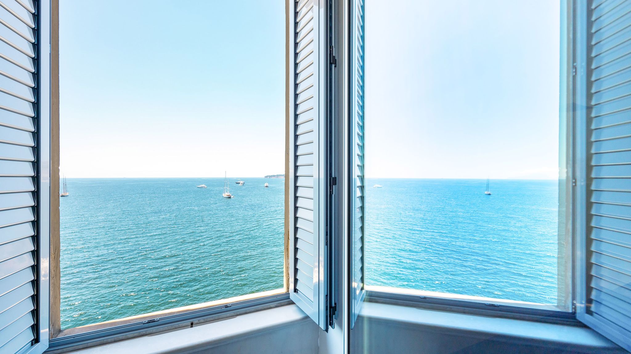Italianway Napoli Blu Breeze on Seafront with parking