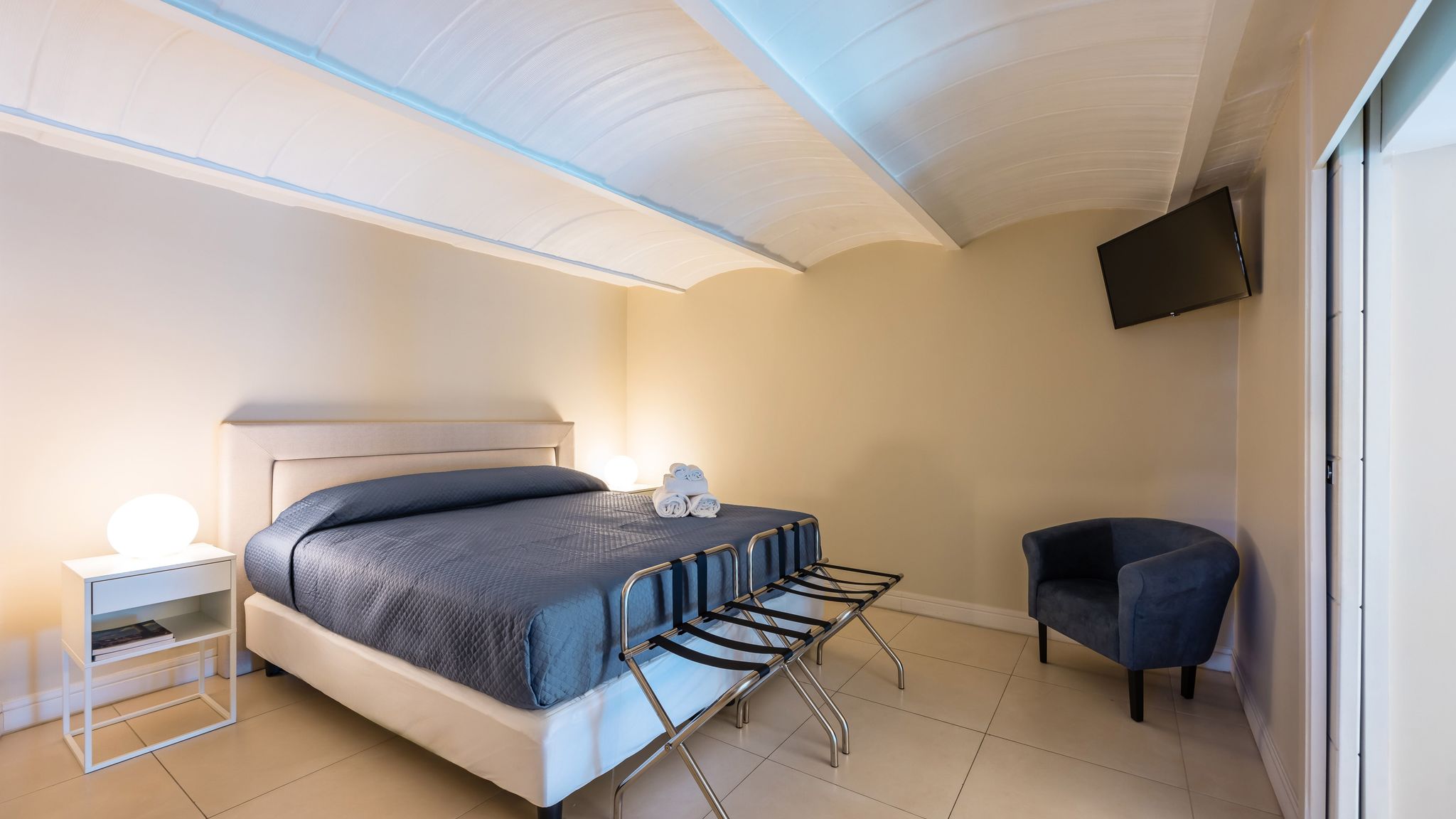 Italianway Napoli Blu Breeze on Seafront with parking