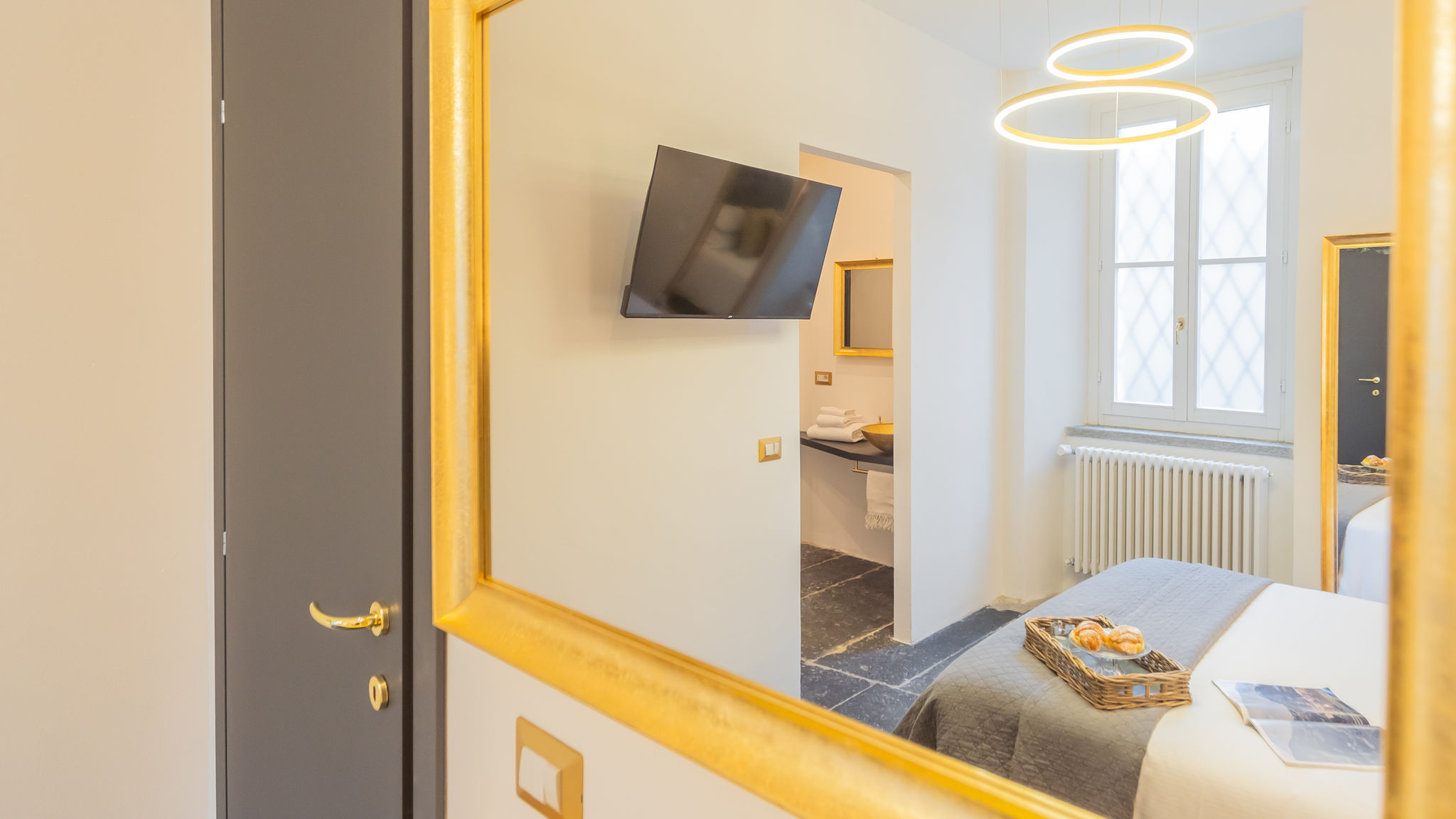 RentAllComo Como Como Dreams Apartments - Gold Suite