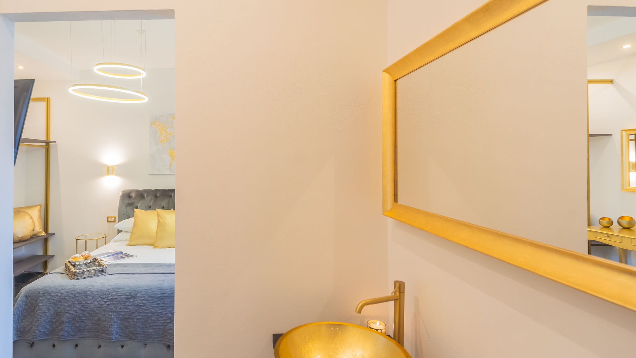 RentAllComo Como Como Dreams Apartments - Gold Suite