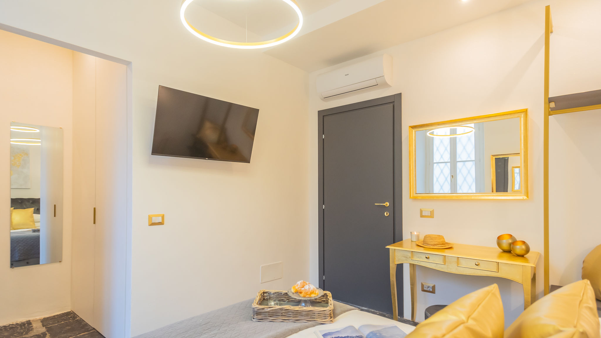 RentAllComo Como Como Dreams Apartments - Gold Suite