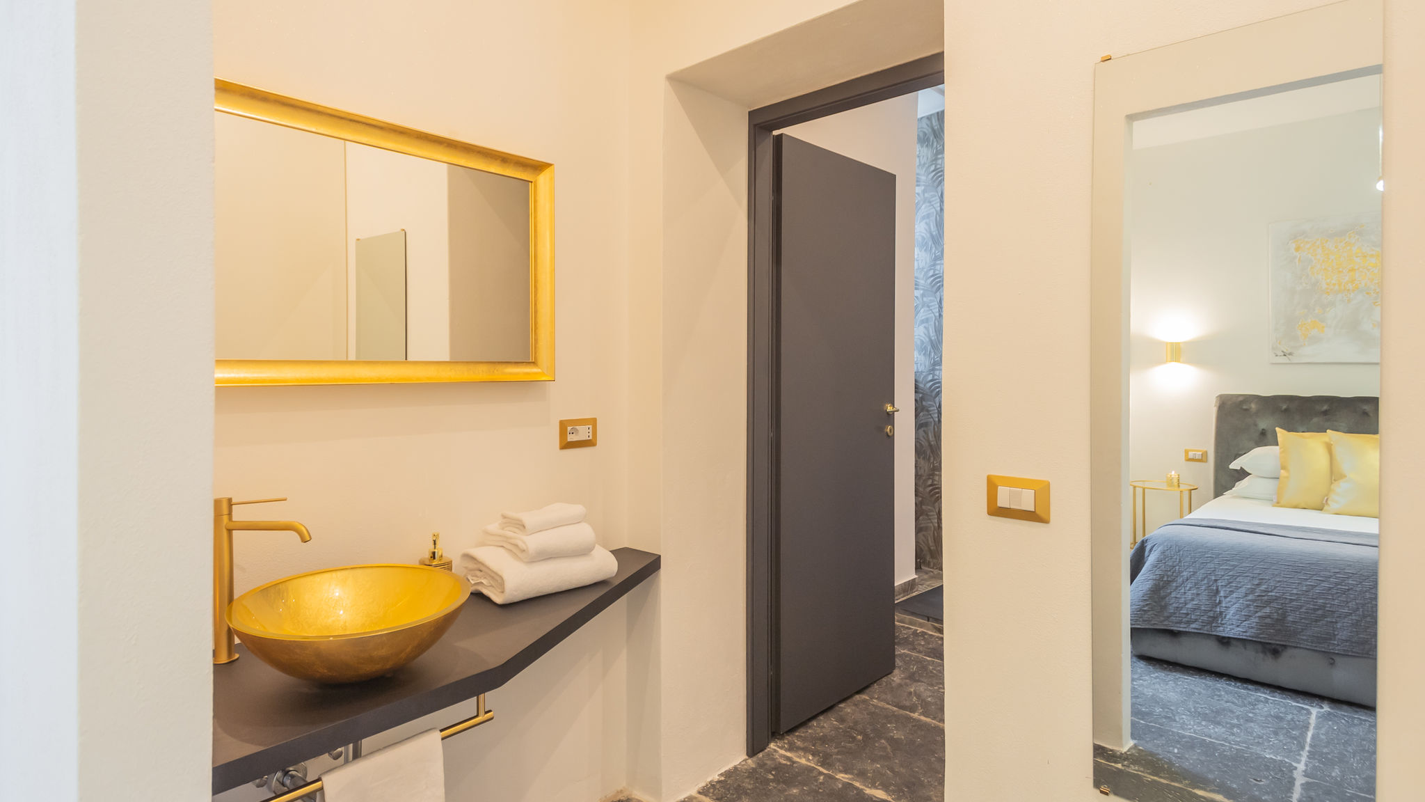 RentAllComo Como Como Dreams Apartments - Gold Suite
