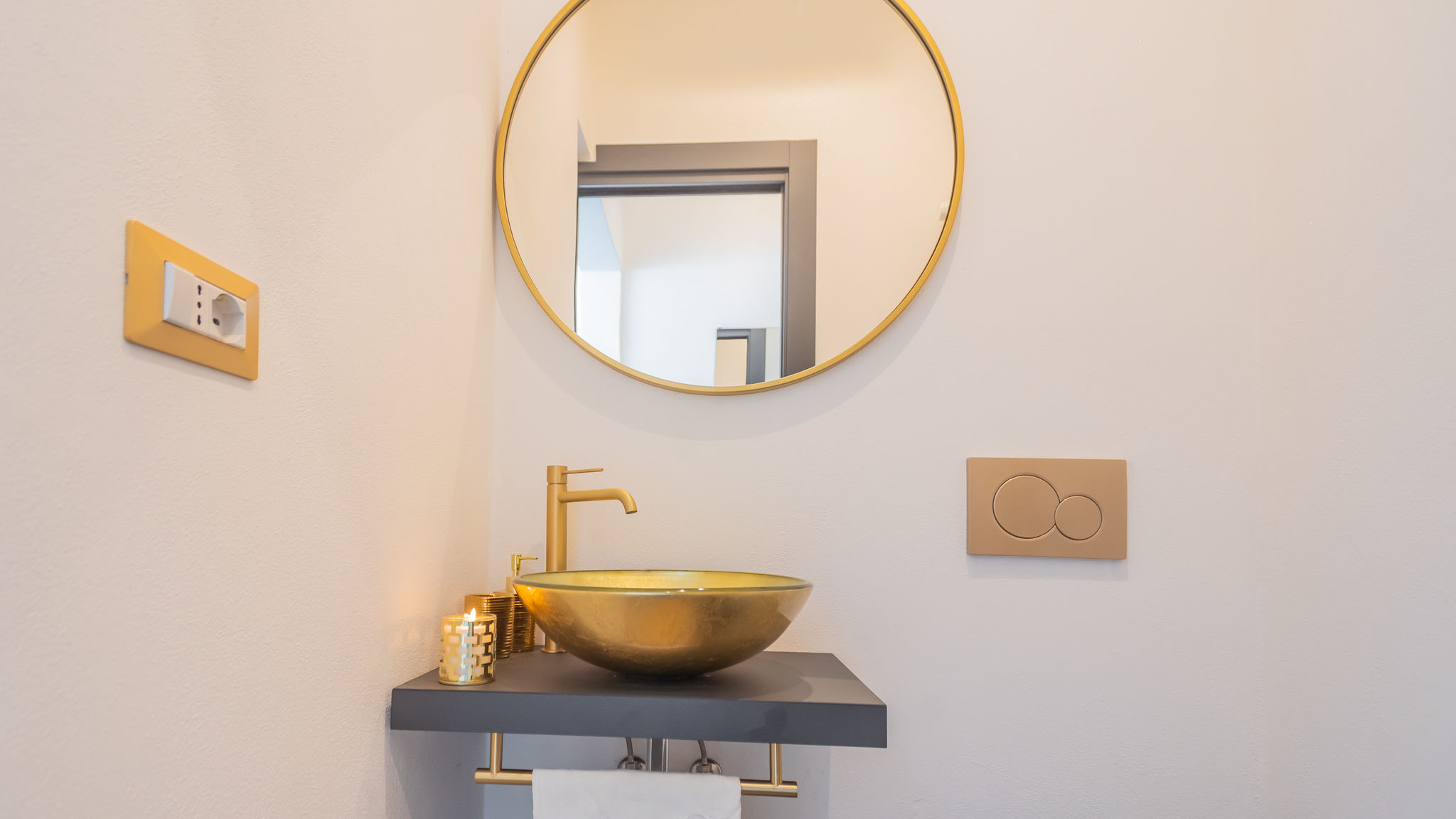 RentAllComo Como Como Dreams Apartments - Gold Suite