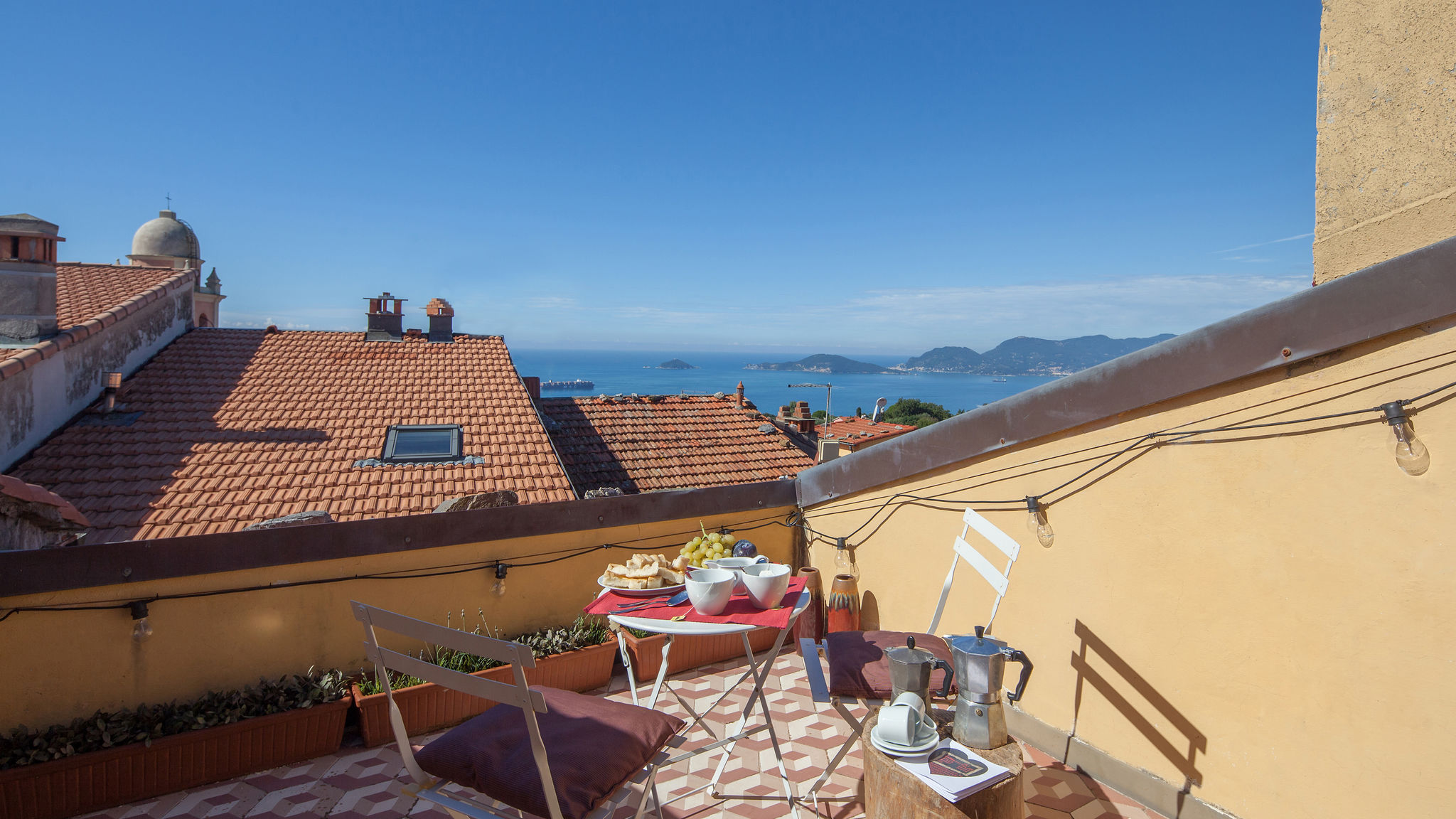 Italianway Ameglia Fivestay Roof terrace overlooking the gulf