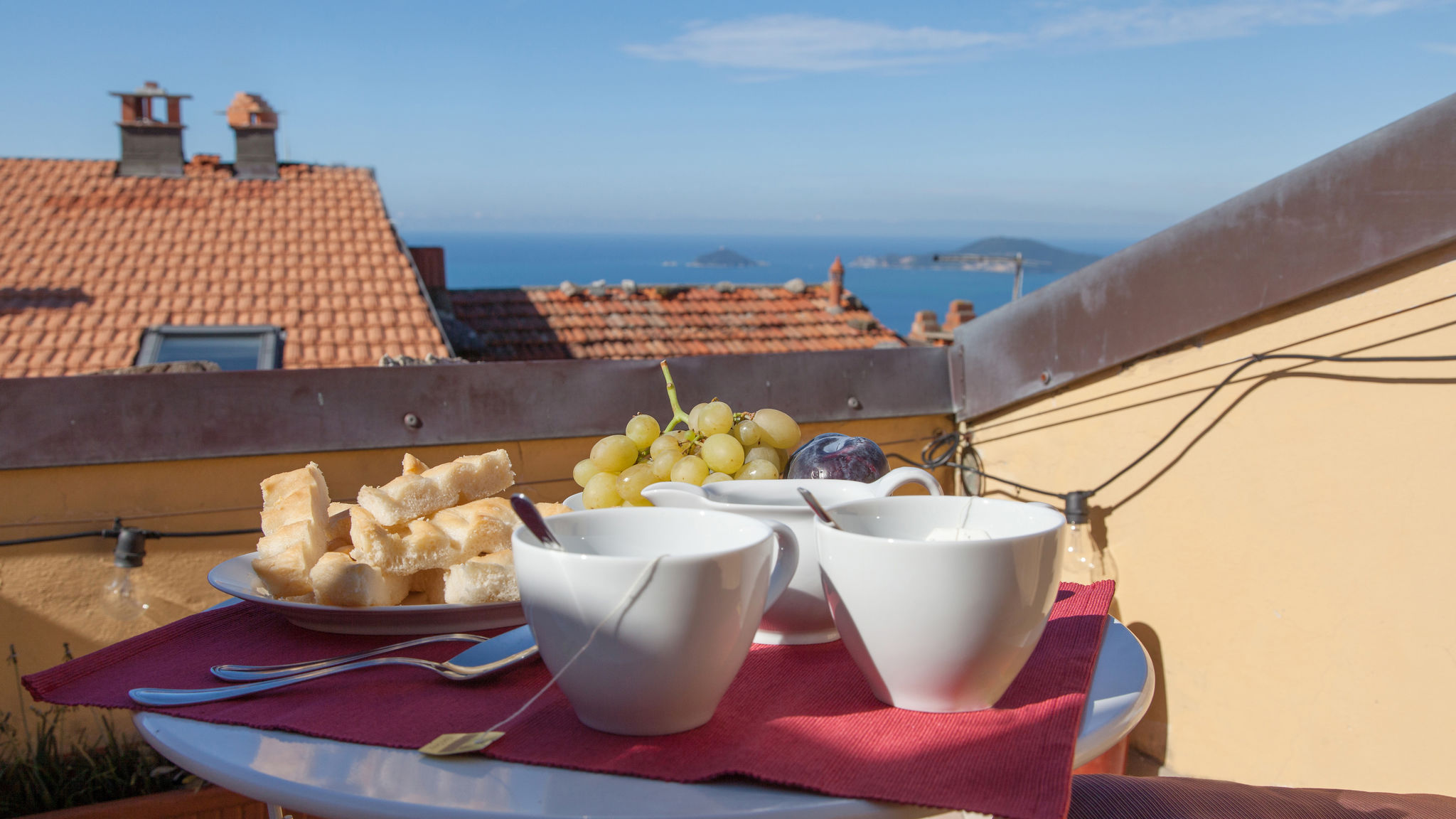 Italianway Ameglia Fivestay Roof terrace overlooking the gulf