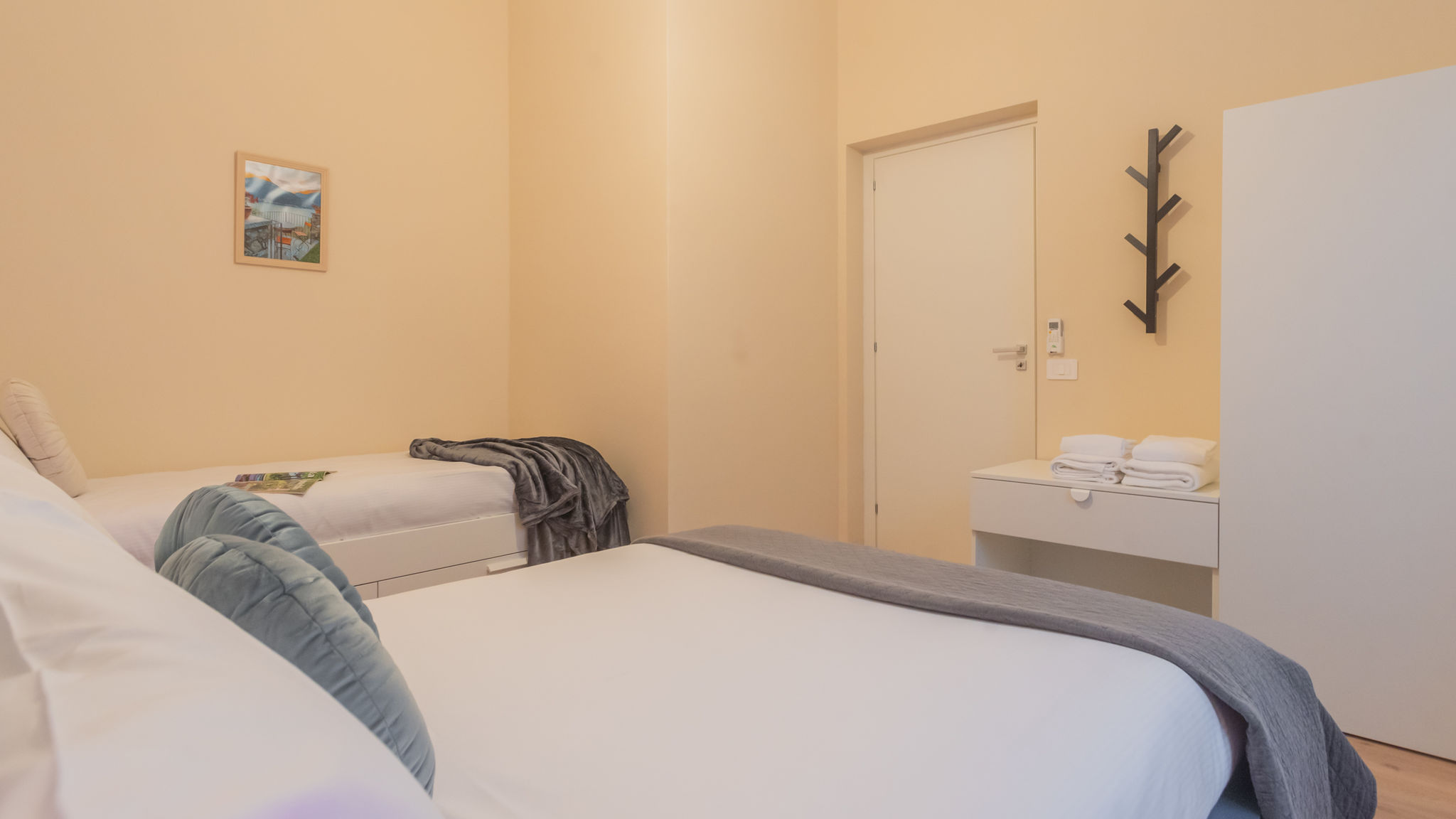 RentAllComo Como Breva Apartment nearby Como S.G. Train Station