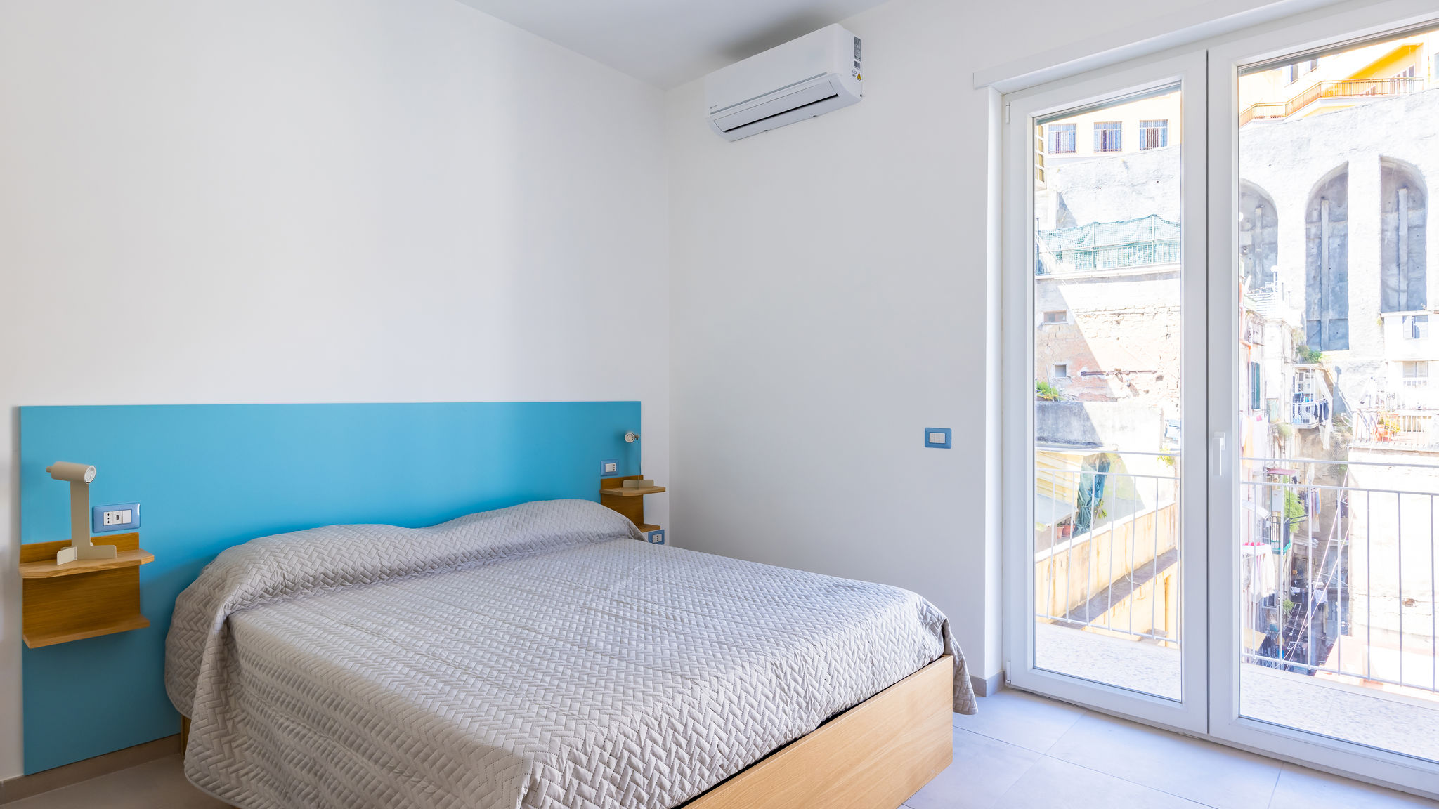 Napoliapartments.it (per Apt commercializzati) Napoli Brombeis Double Bedroom Center by NapoliApartments