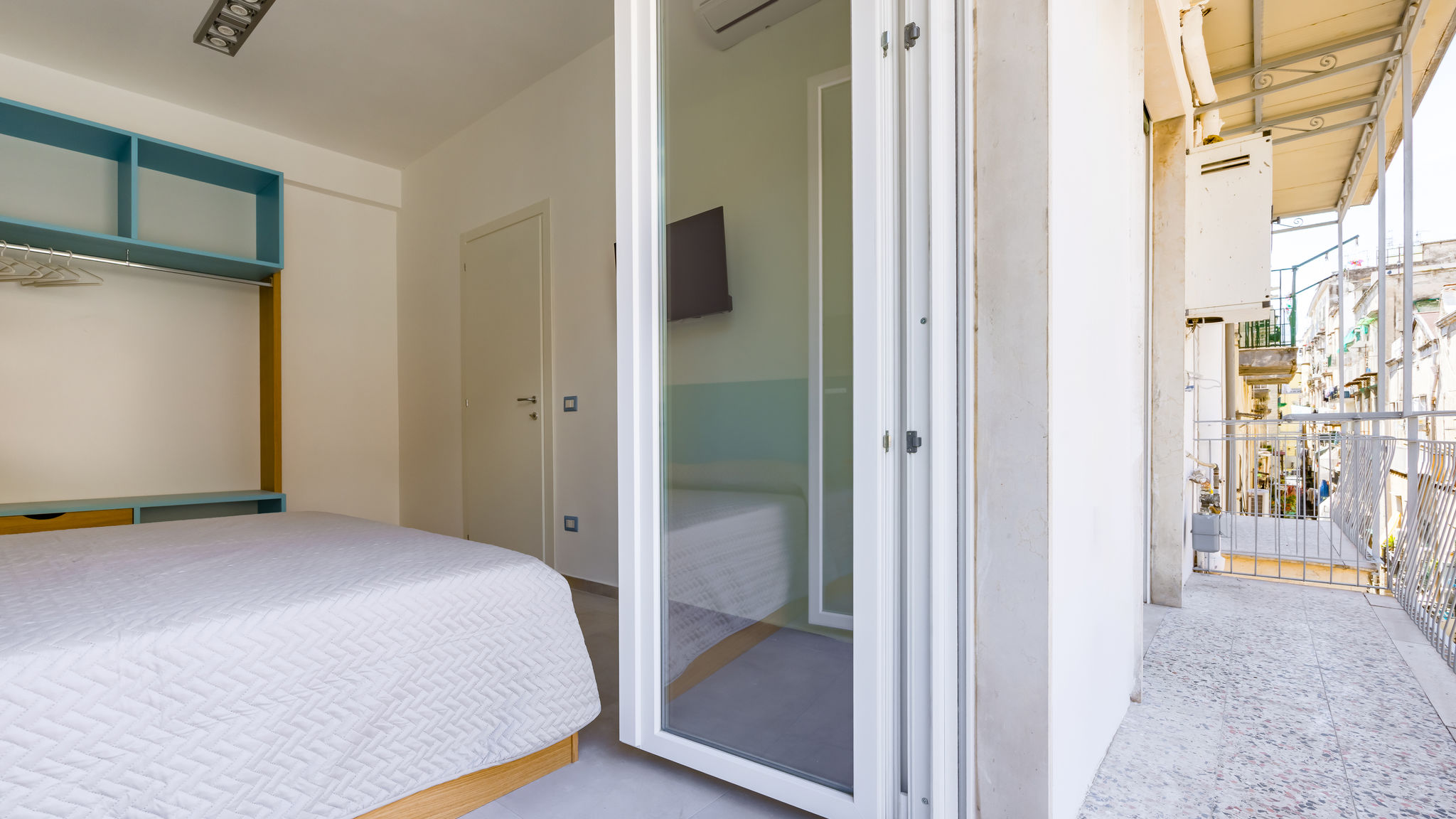 Napoliapartments.it (per Apt commercializzati) Napoli Brombeis Double Bedroom Center by NapoliApartments